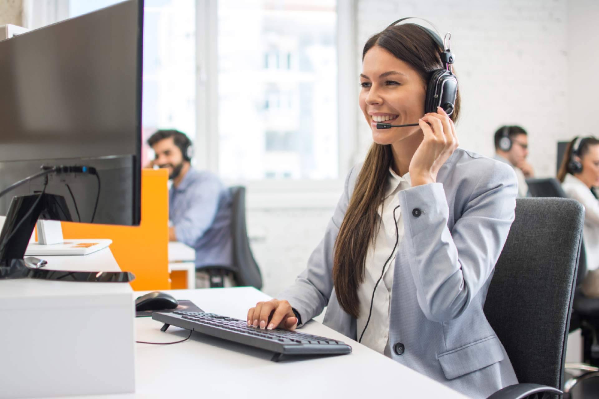 Cuáles son los beneficios de externalizar la atención al cliente en empresas, con SVAE