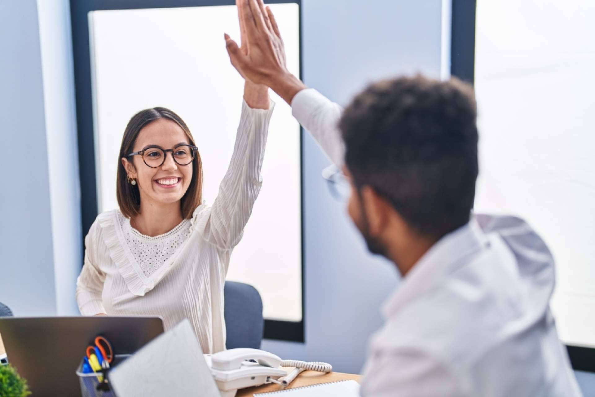 Apoyo Psicológico Online ofrece consejos sobre cómo manejar el estrés laboral de manera efectiva