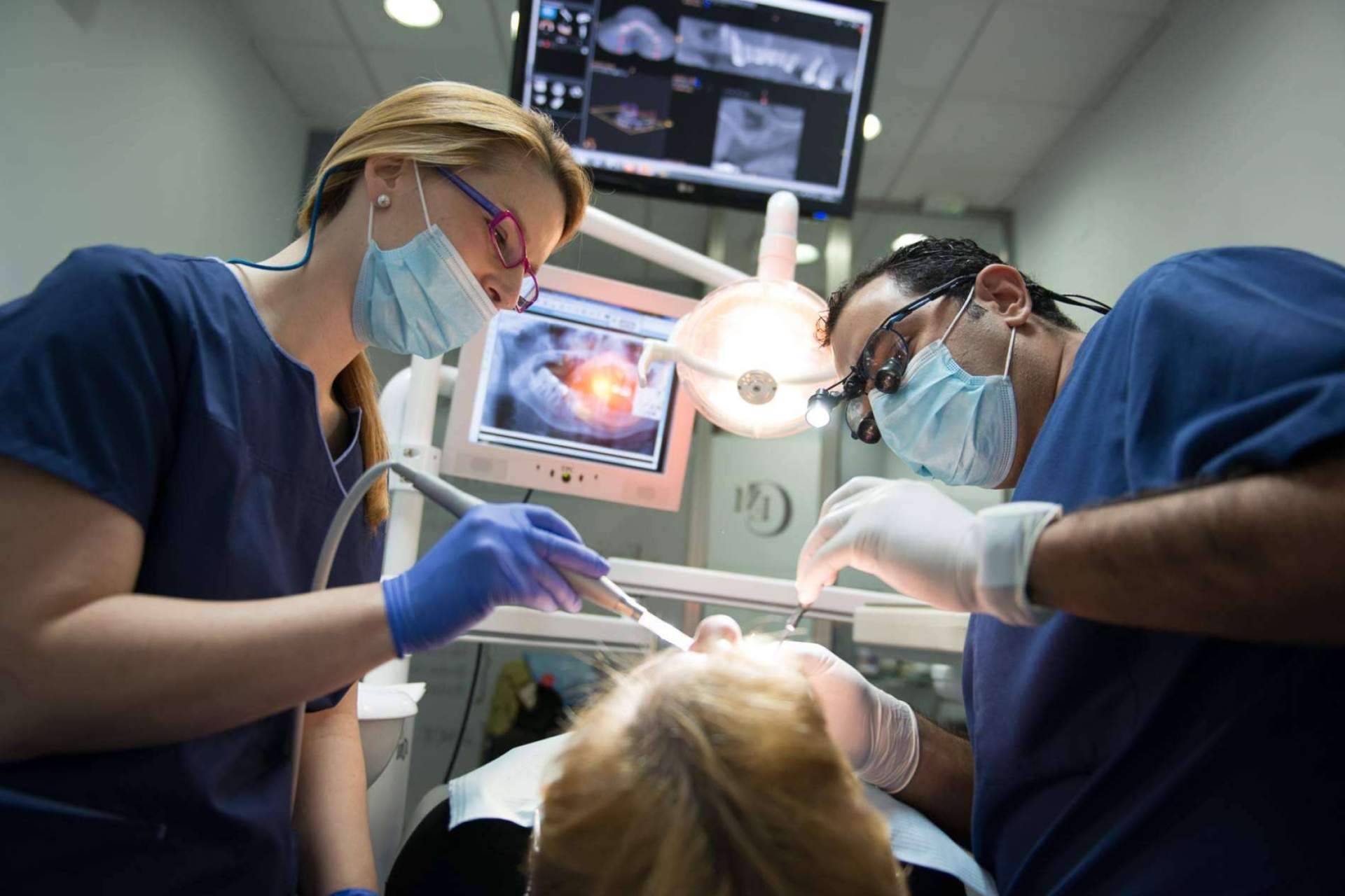 Dental Implantologie explica qué es la cirugía con implantes dentales