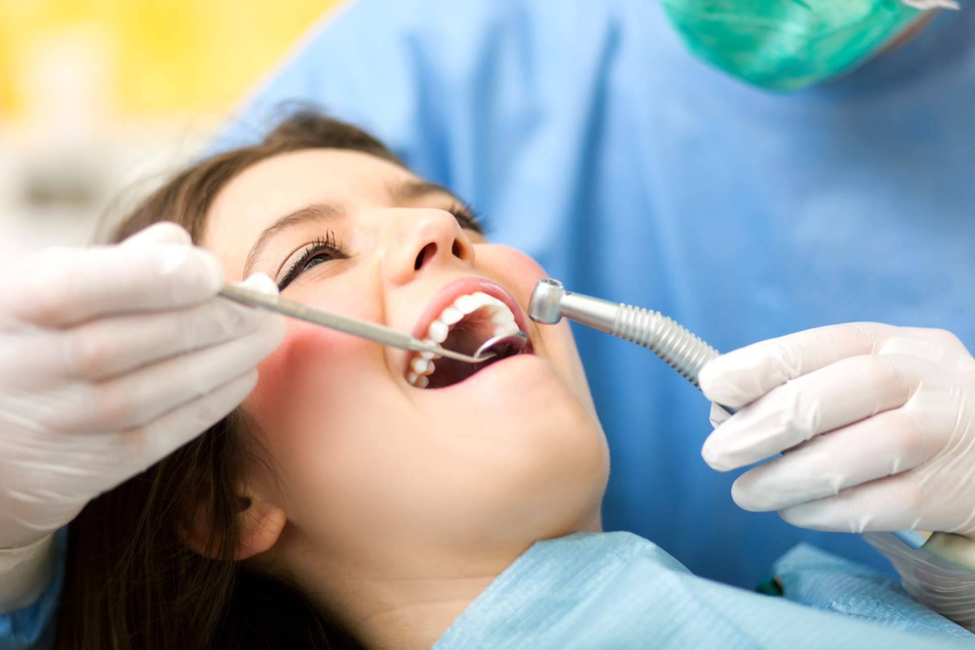 Cómo cuidar los dientes durante las vacaciones de verano, con Samprodent