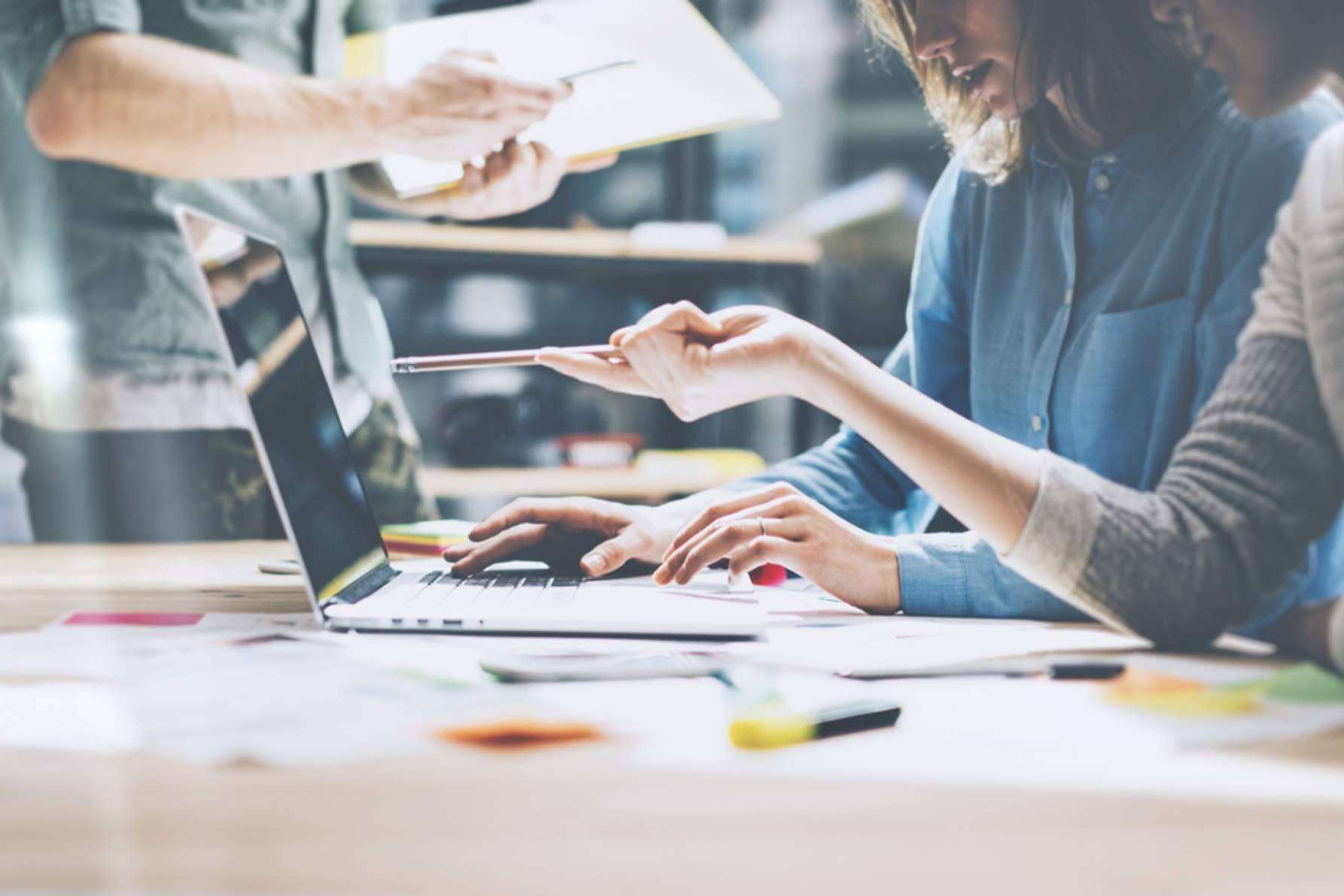 Ventajas de llevar a cabo marketing de influencers para negocios pequeños, con Brandarmies