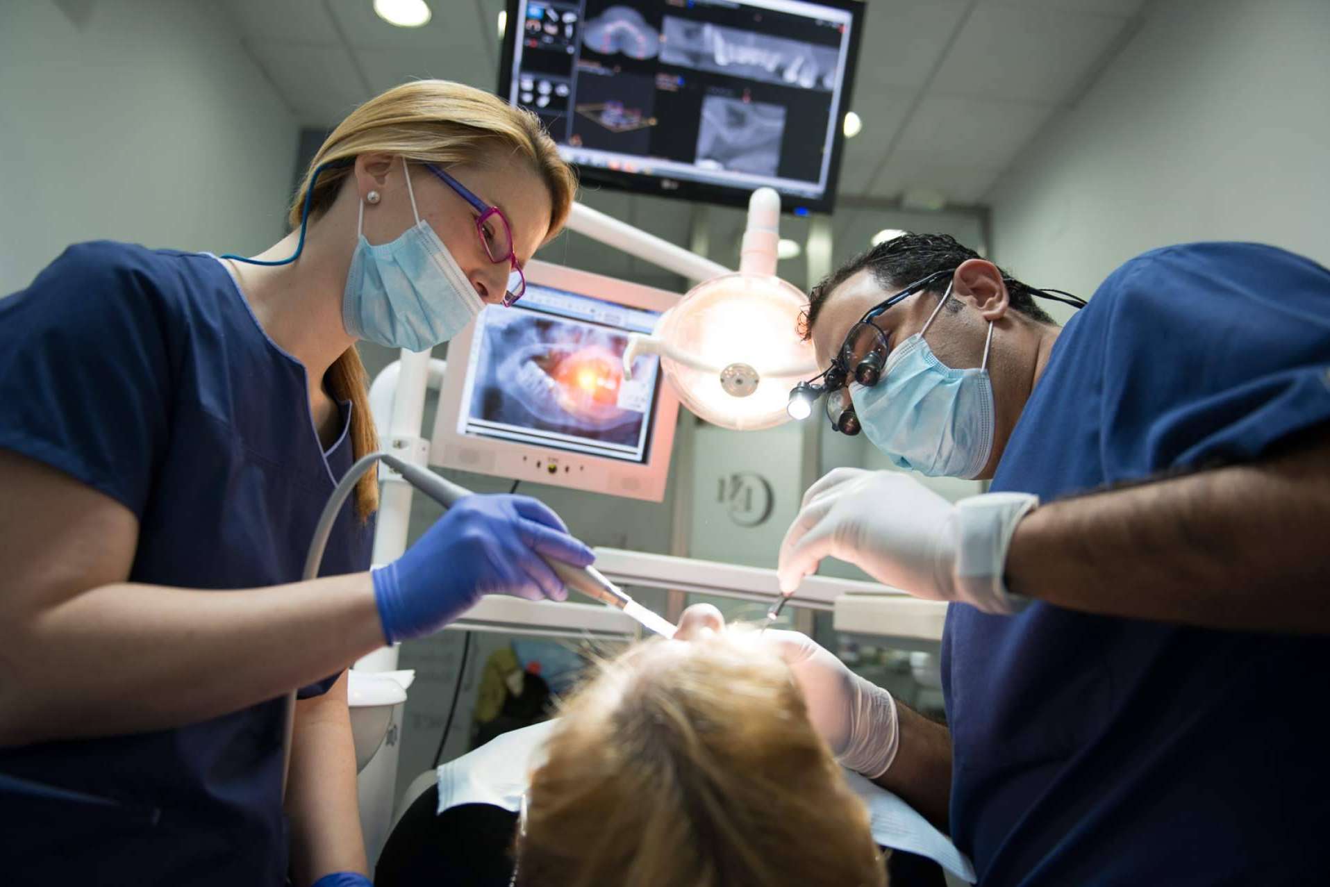 Dental Implantologie recalca la importancia de los implantes dentales en la salud bucal
