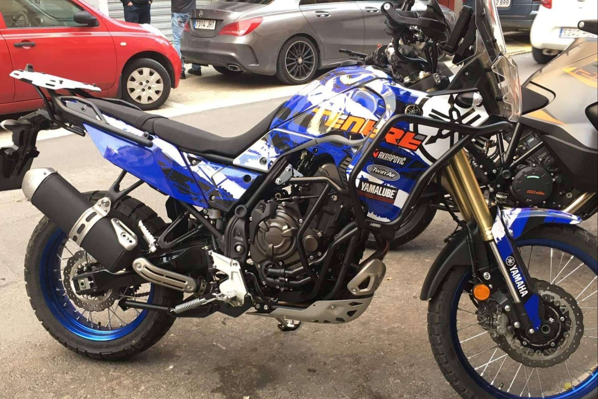 ADHESIVOSEMABRRADOS presenta las ventajas de las pegatinas para moto