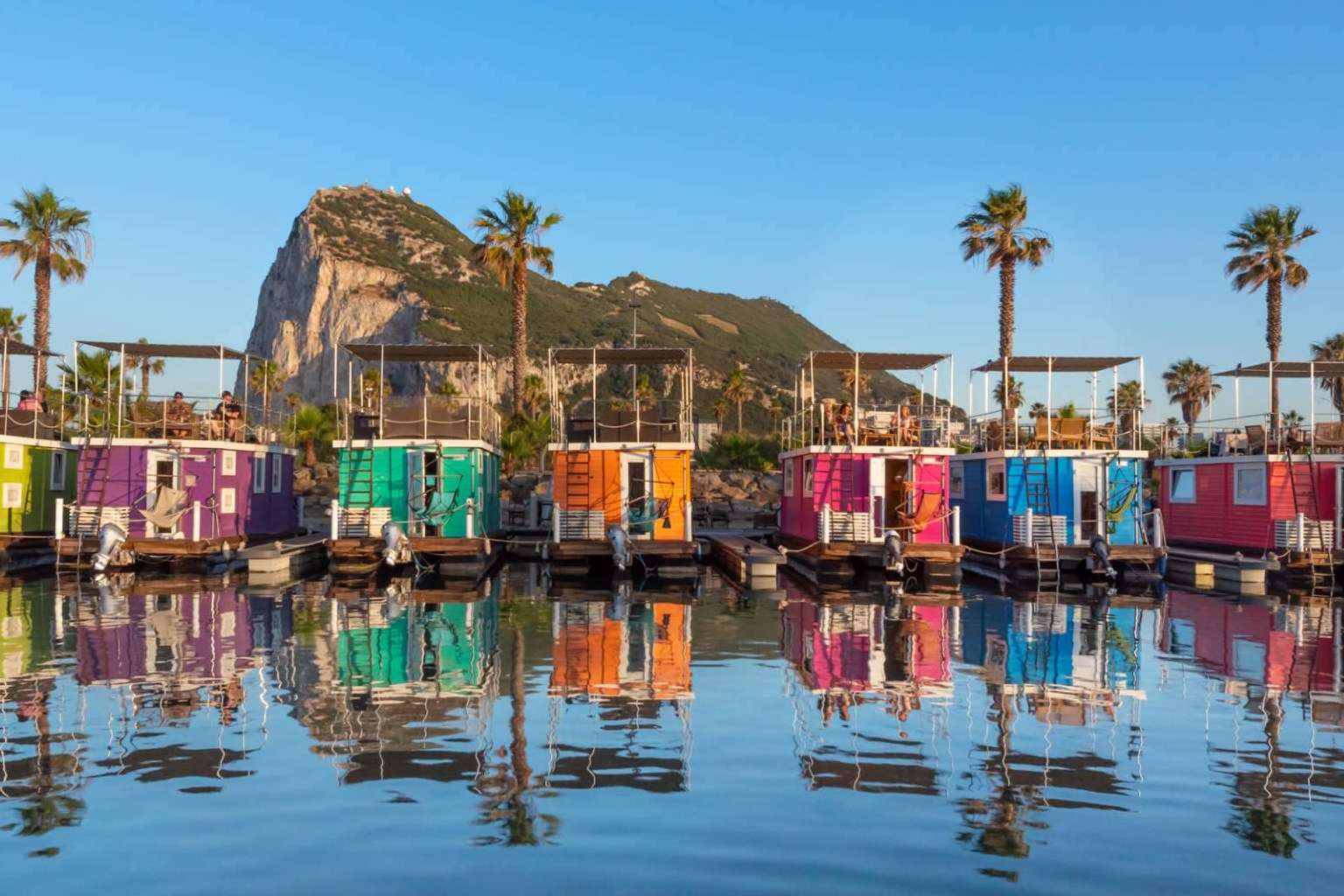 Disfrutar de unas vacaciones inolvidables con amigos en una casa flotante