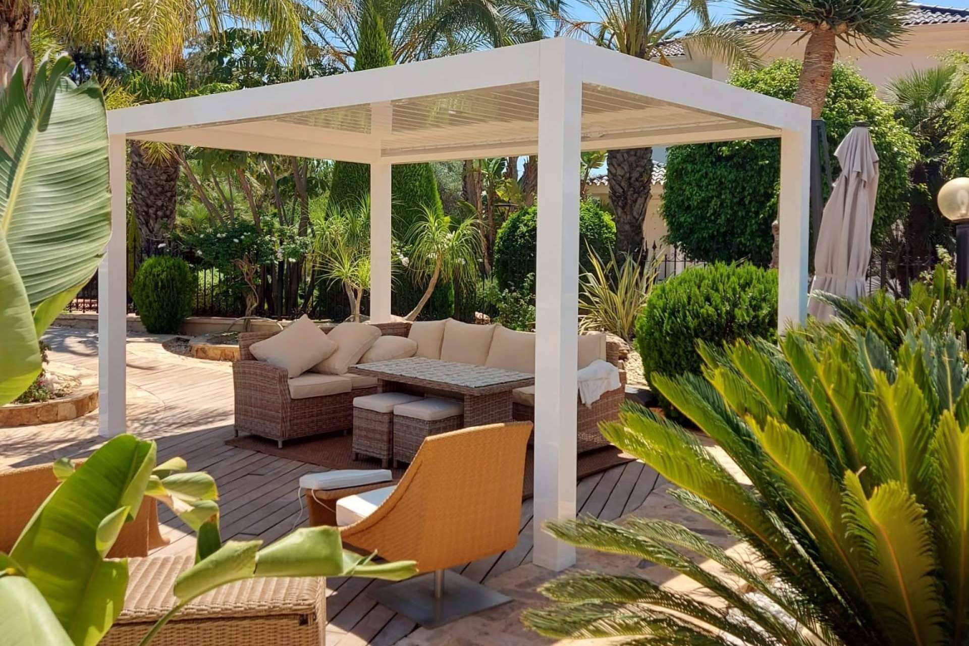 ¿Cuáles son los beneficios de usar la pérgola bioclimática y el techo móvil panorámico de C3 Systems S.L.?