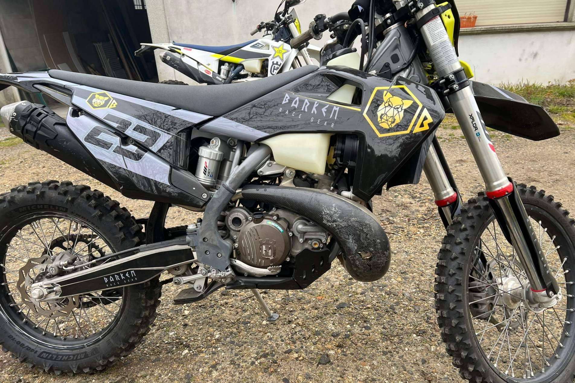 Potenciar la estética y proteger la moto con las pegatinas de ADHESIVOSEMBARRADOS