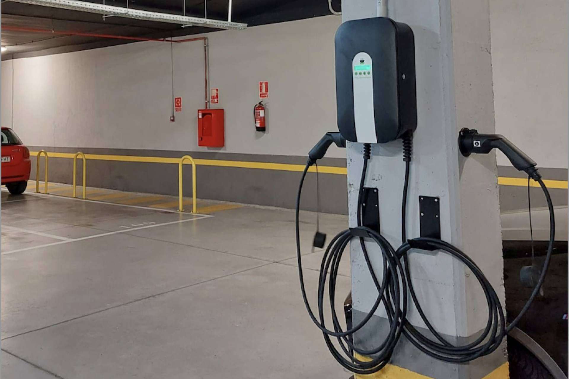 Recargar el coche eléctrico en un garaje comunitario con ChargeGuru