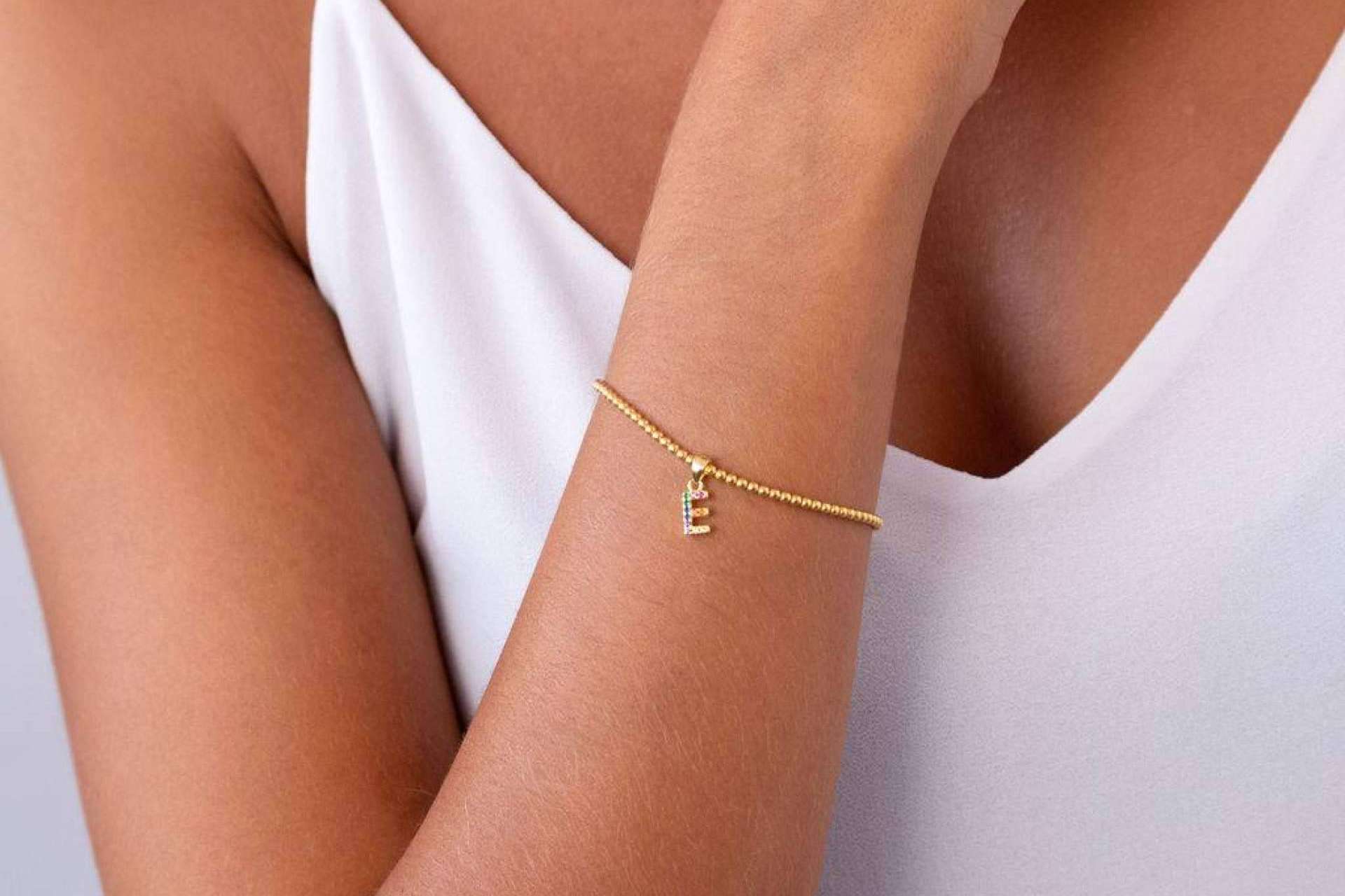 Las pulseras con iniciales de Anitials, un regalo significativo para alguien especial