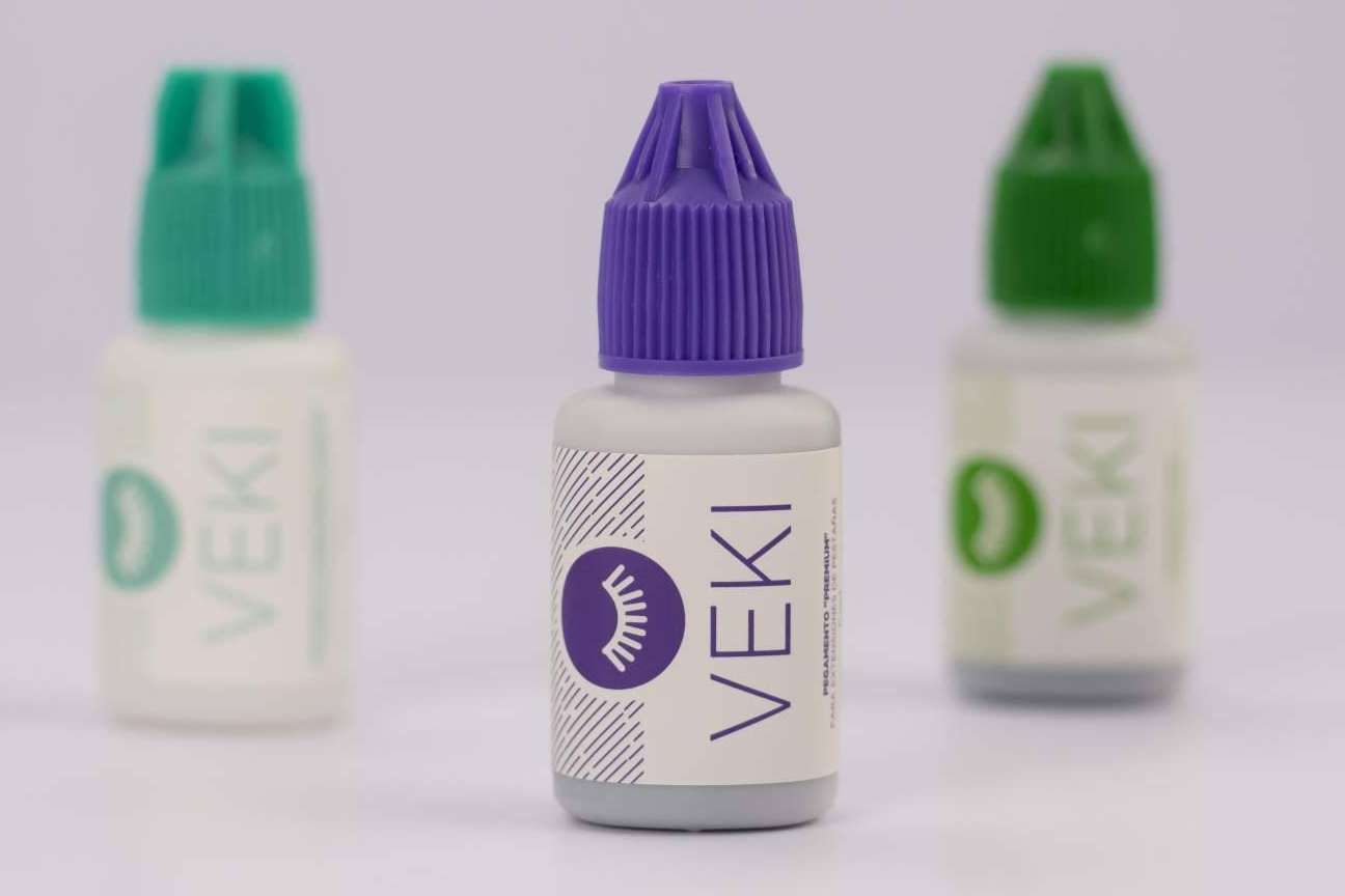 Los productos cosméticos y las extensiones de pestañas de VEKI