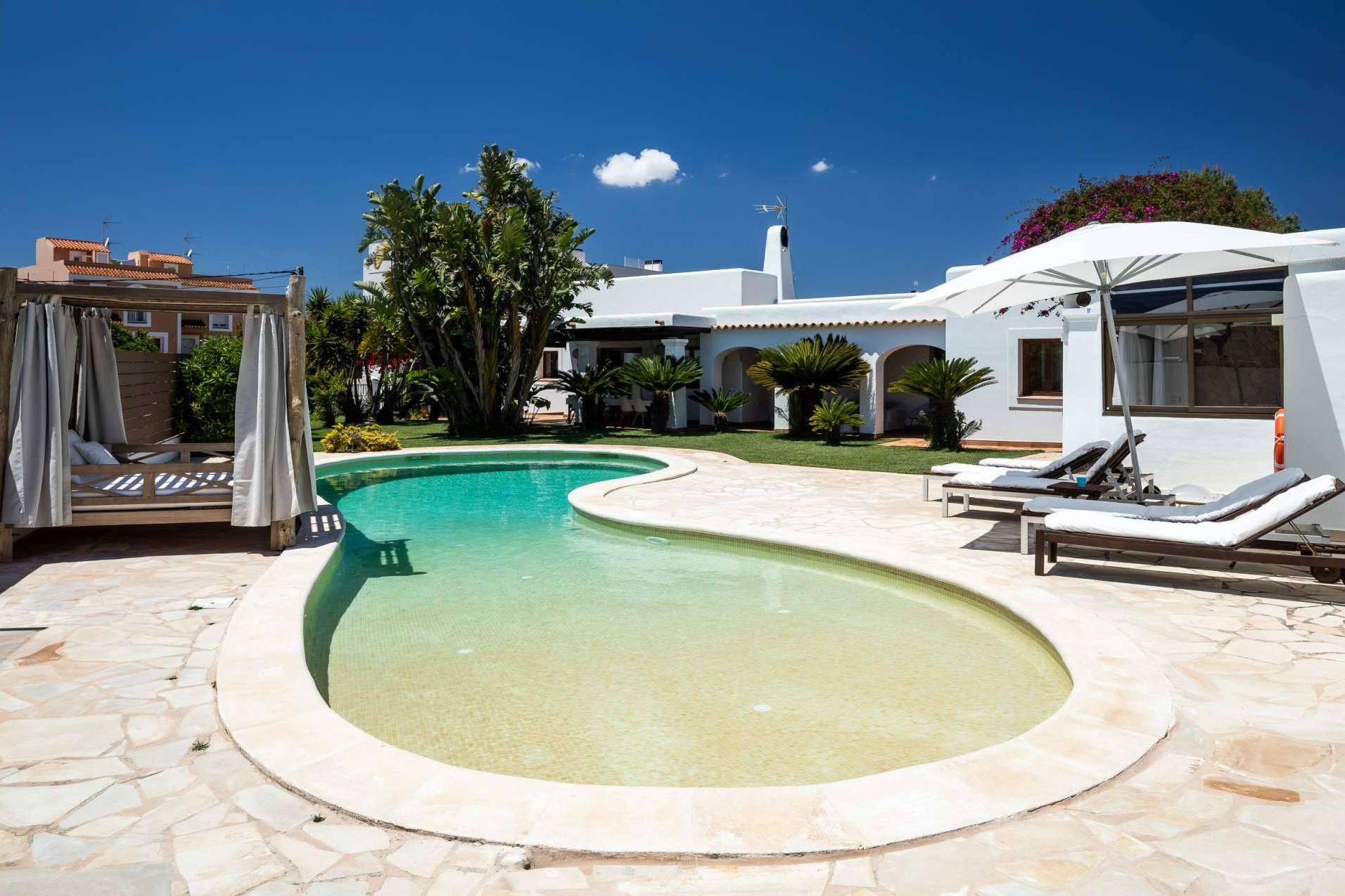 Disfrutar de las vacaciones con familia o amigos alquilando una casa en Ibiza con piscina