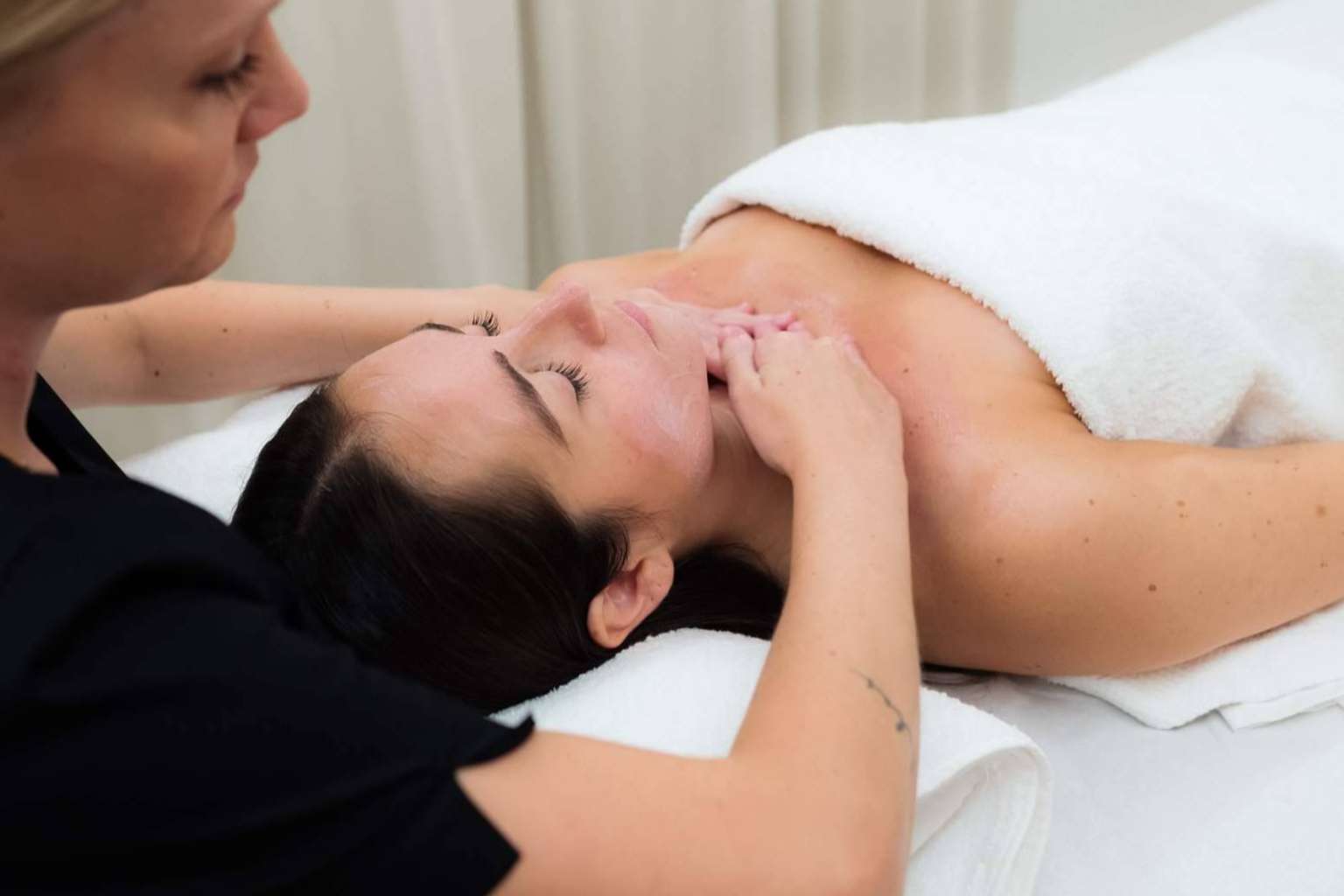 Disfrutar de un masaje relajante en la cabina de tratamientos de All Yours para liberar estrés y tensión acumulada
