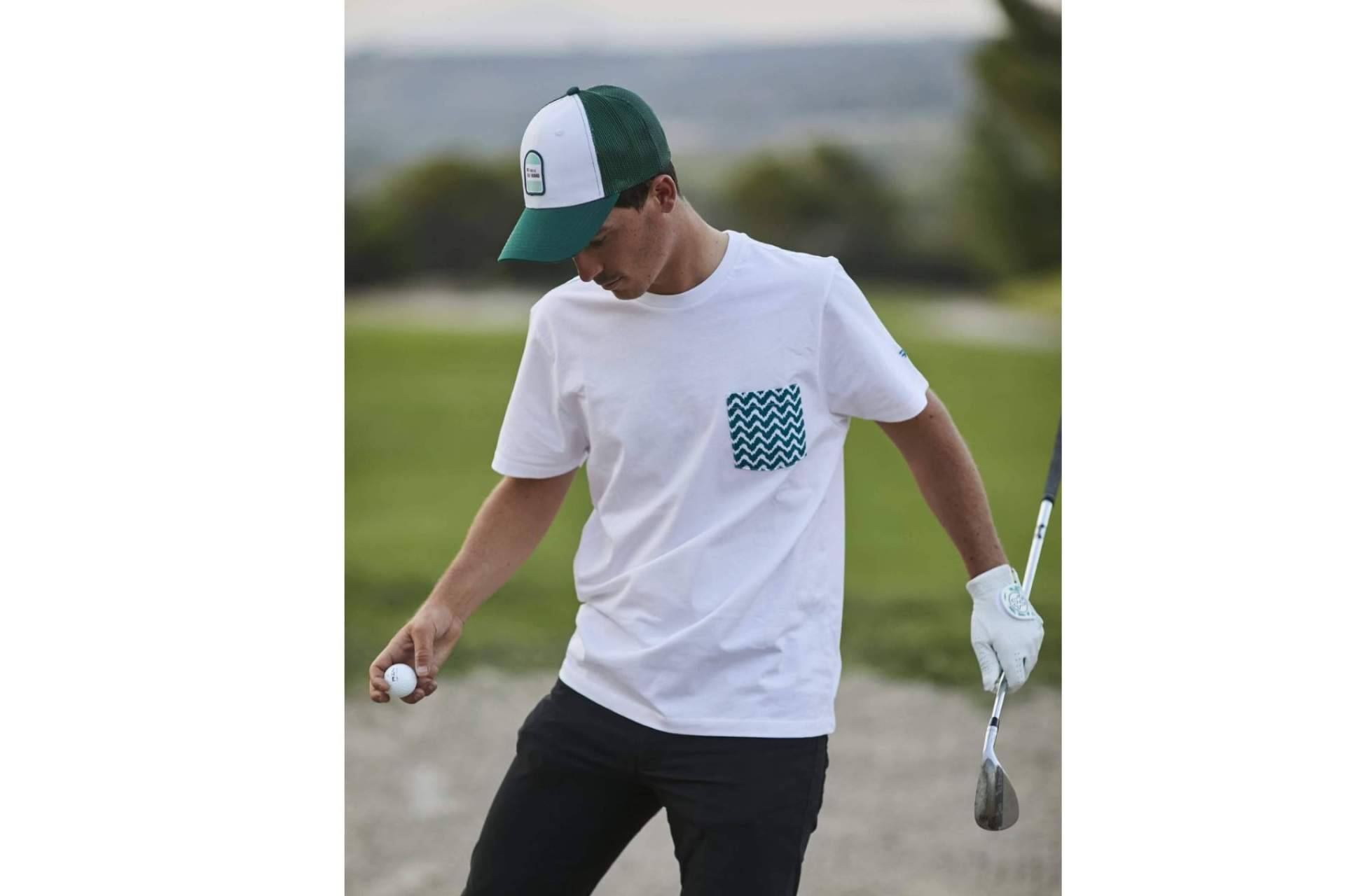 La camiseta blanca para golf perfecta para dentro y fuera del campo disponible en NGB Sports