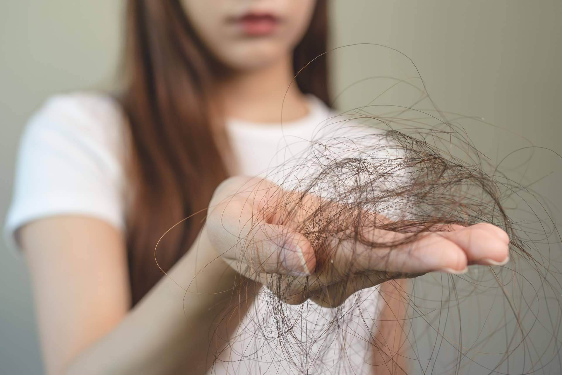 Prevenir la pérdida de cabello de la mano de Evocapil
