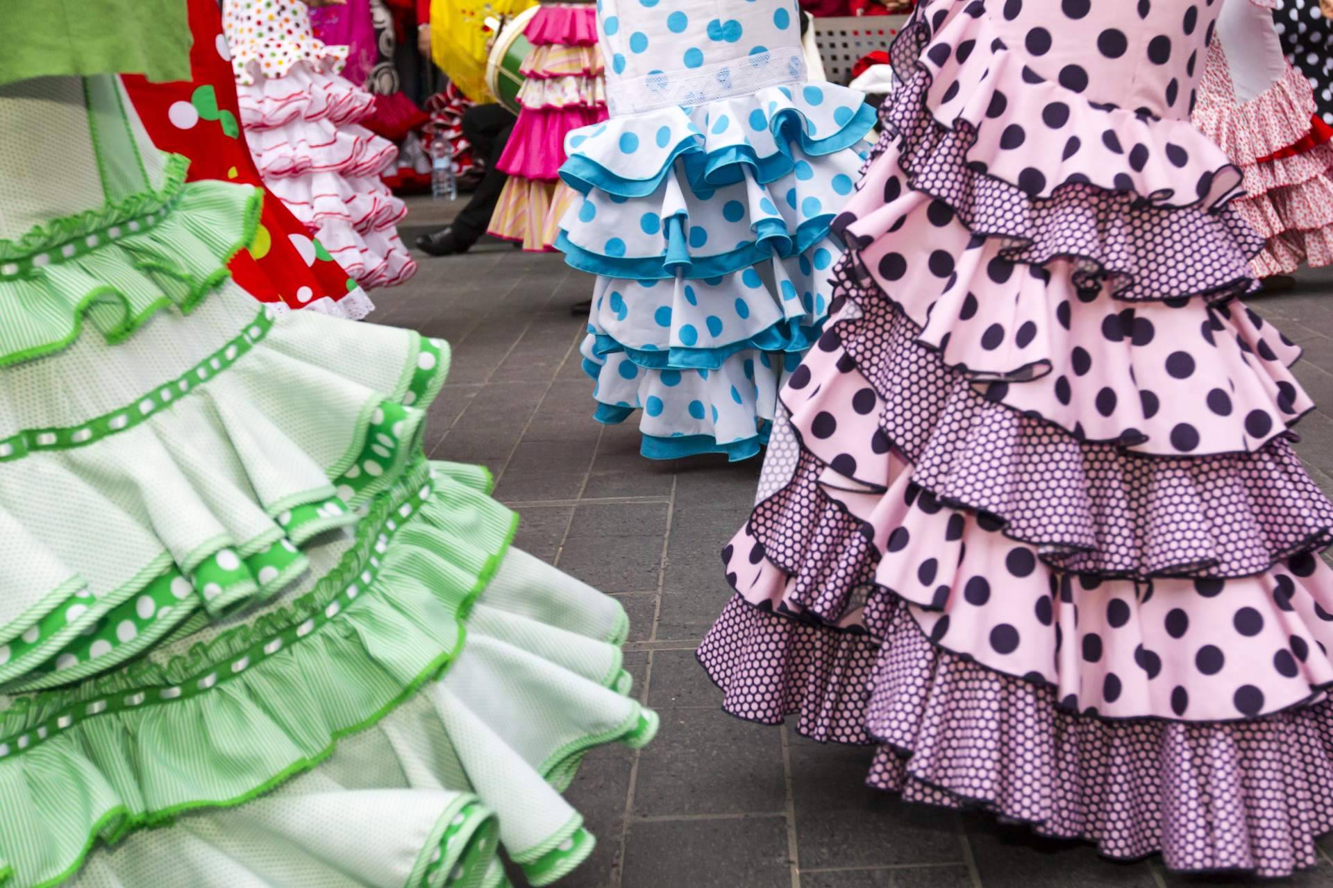 Selección de Moda Flamenca 2023 con las faldas rocieras de Viva La Feria