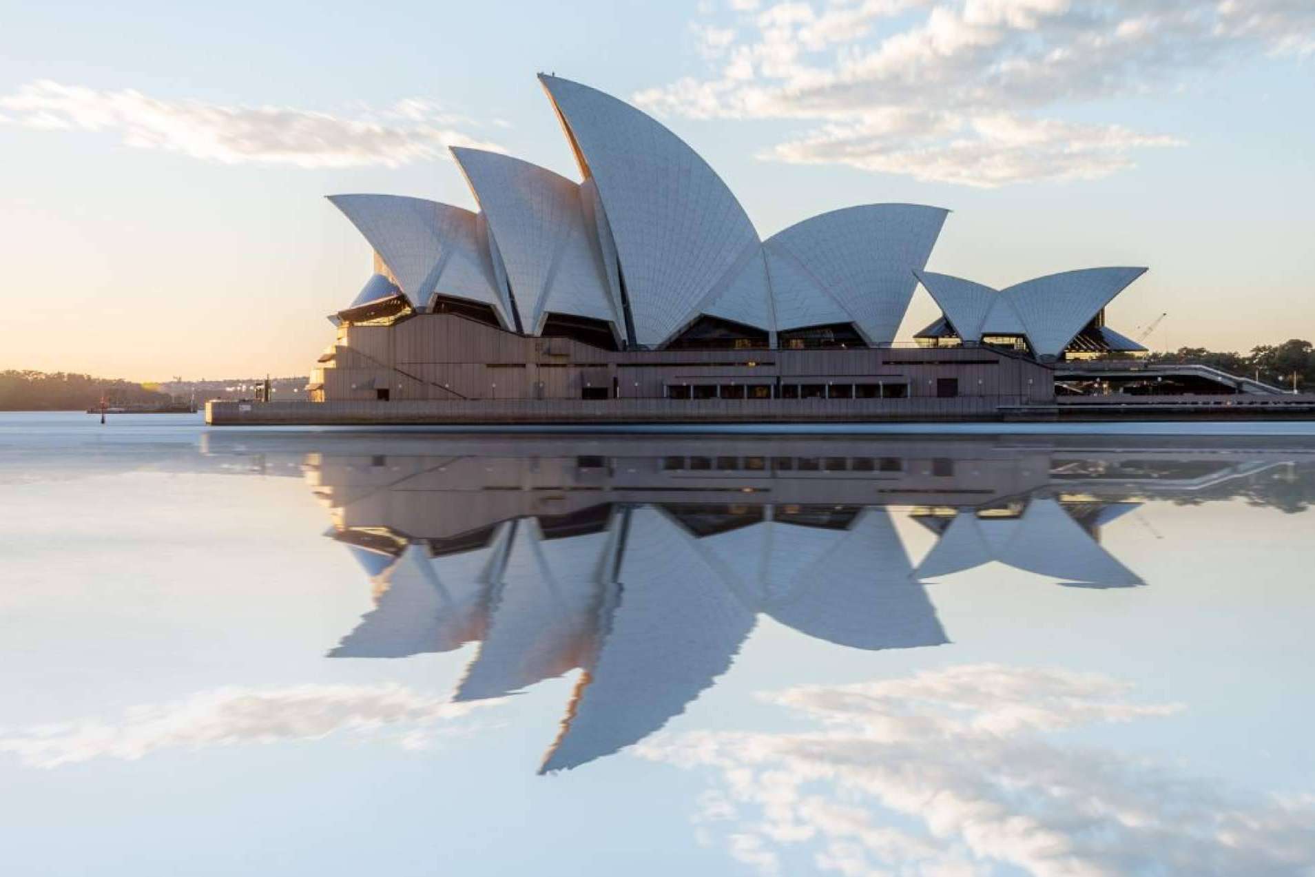 ¿Ganar más de camarera en Australia que de ingeniera en España?