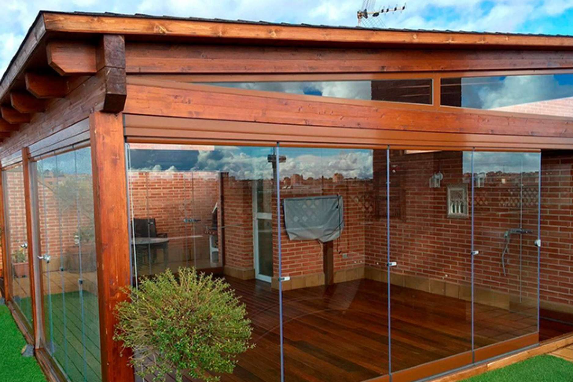 Corte de tableros, porches de madera y pérgolas de madera, de la mano de Semasa