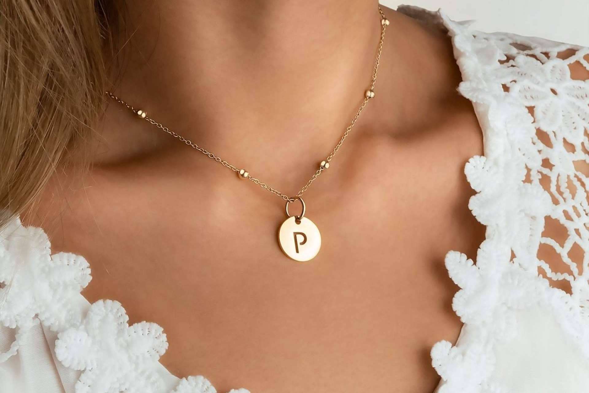 Gran variedad de diseños en colgantes con iniciales en la joyería online Le Petite Marie