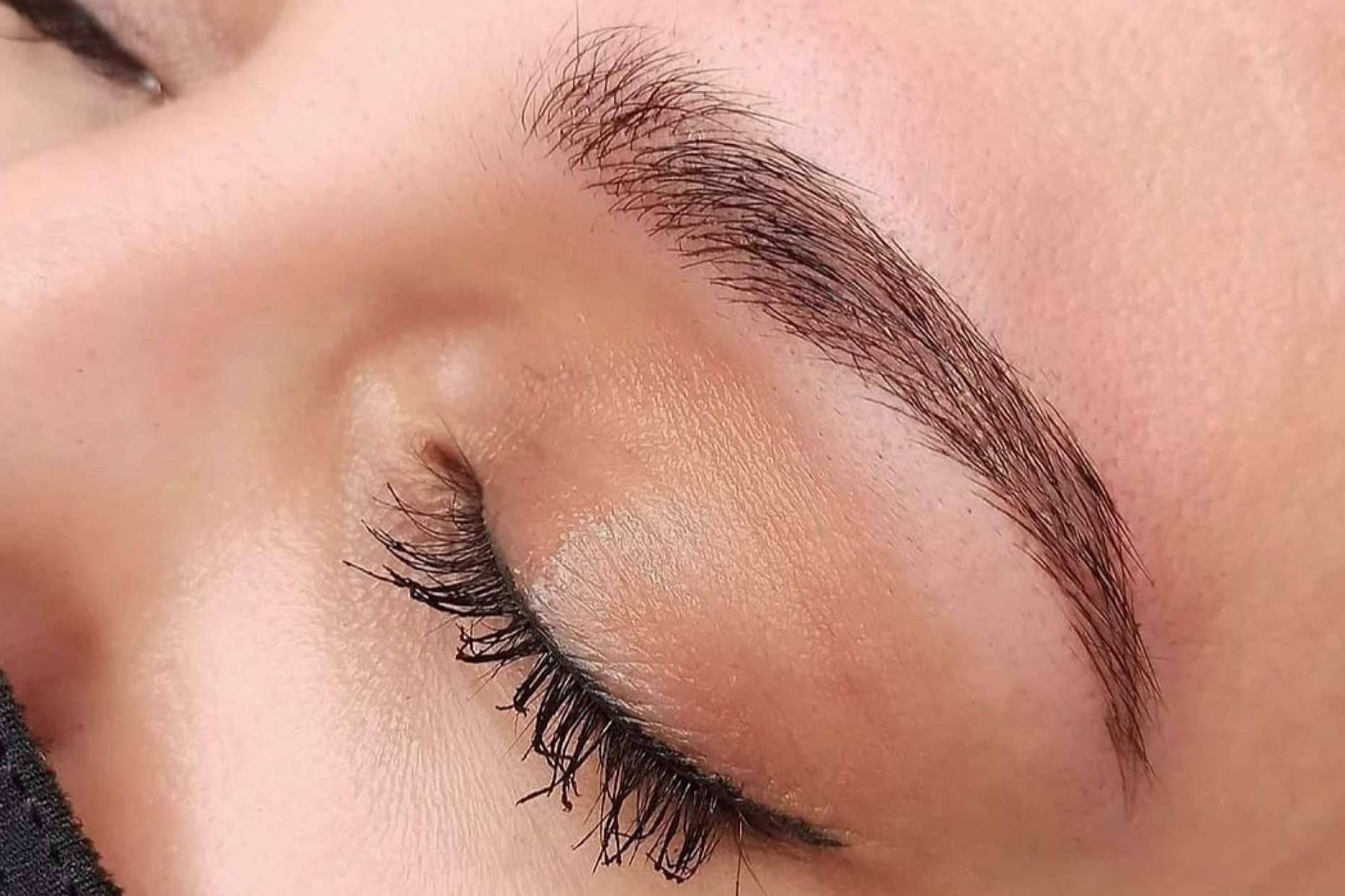 Microblading de cejas, técnica de maquillaje permanente para unas cejas pelo a pelo en Alicante