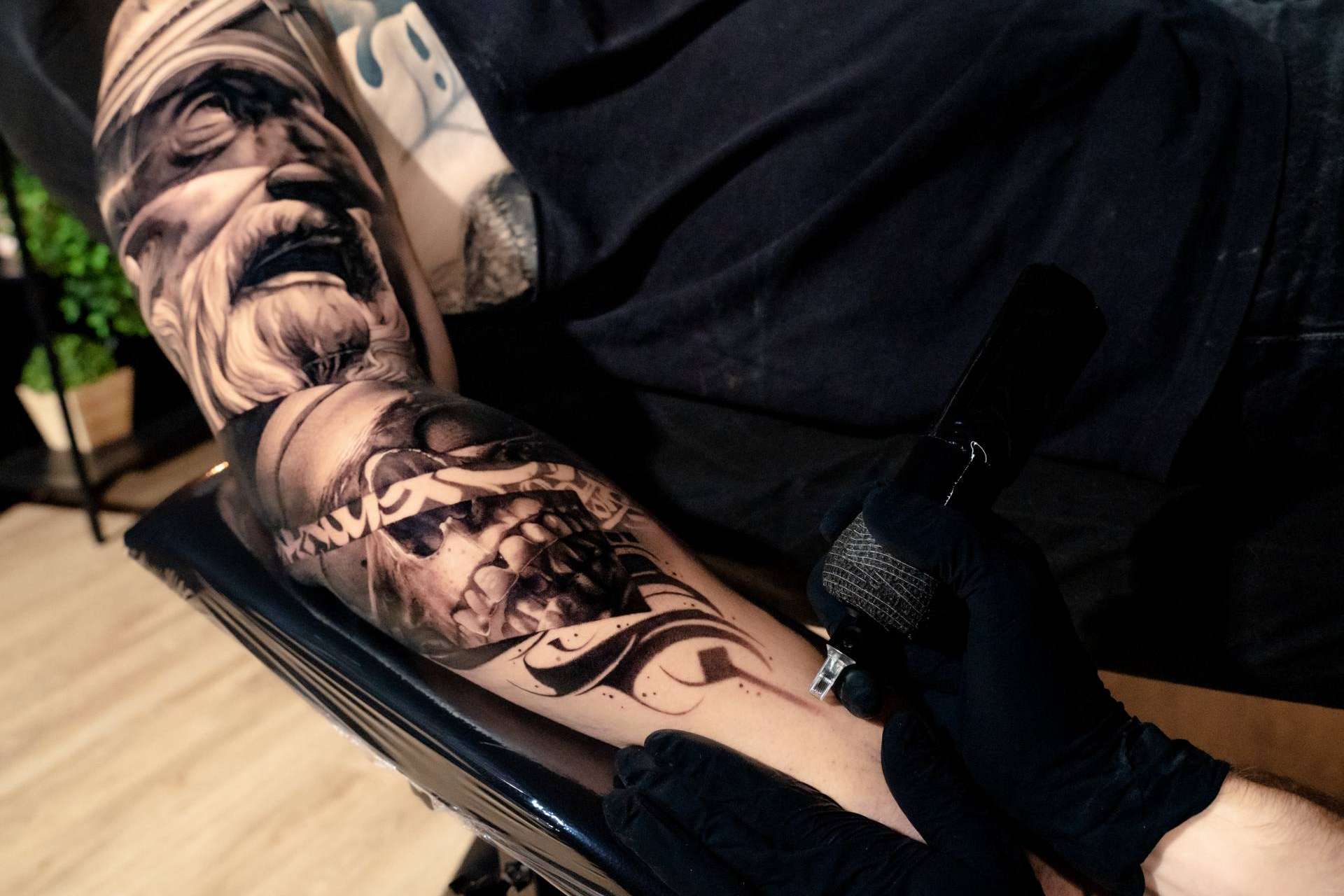 Para hombre que no deja de ganar adeptos, el curso de tatuajes en el brazo, por Habbility