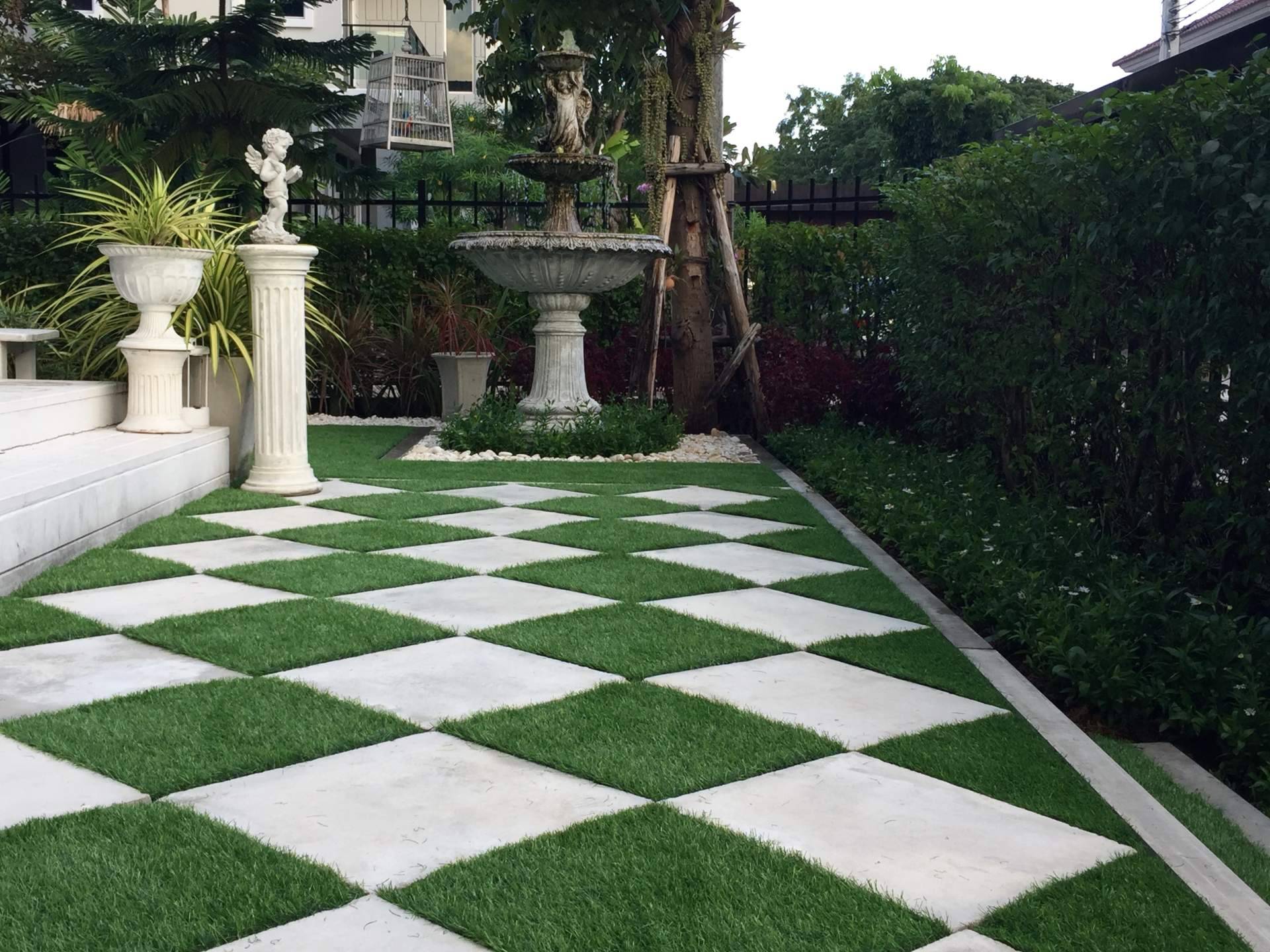 Con piedras blancas y césped artificial se pueden decorar las terrazas con jardines