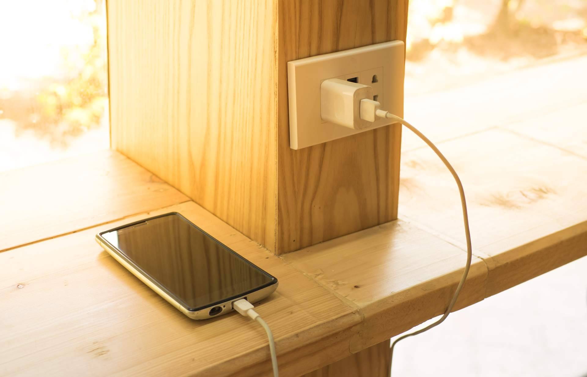 Guijarro Hermanos brinda suministros de energía y torretas elevables para encima de la mesa