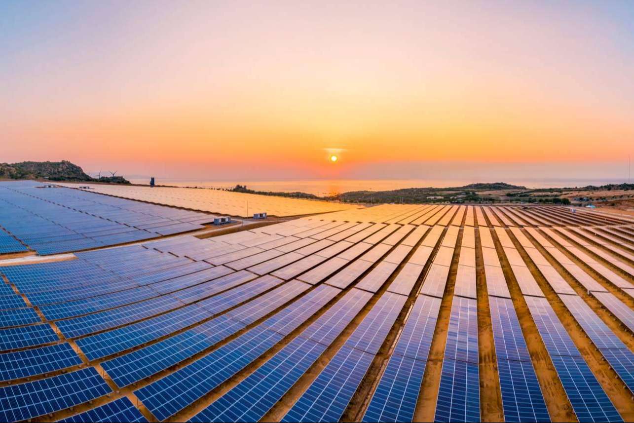 Beneficios de la aerotermia y placas solares