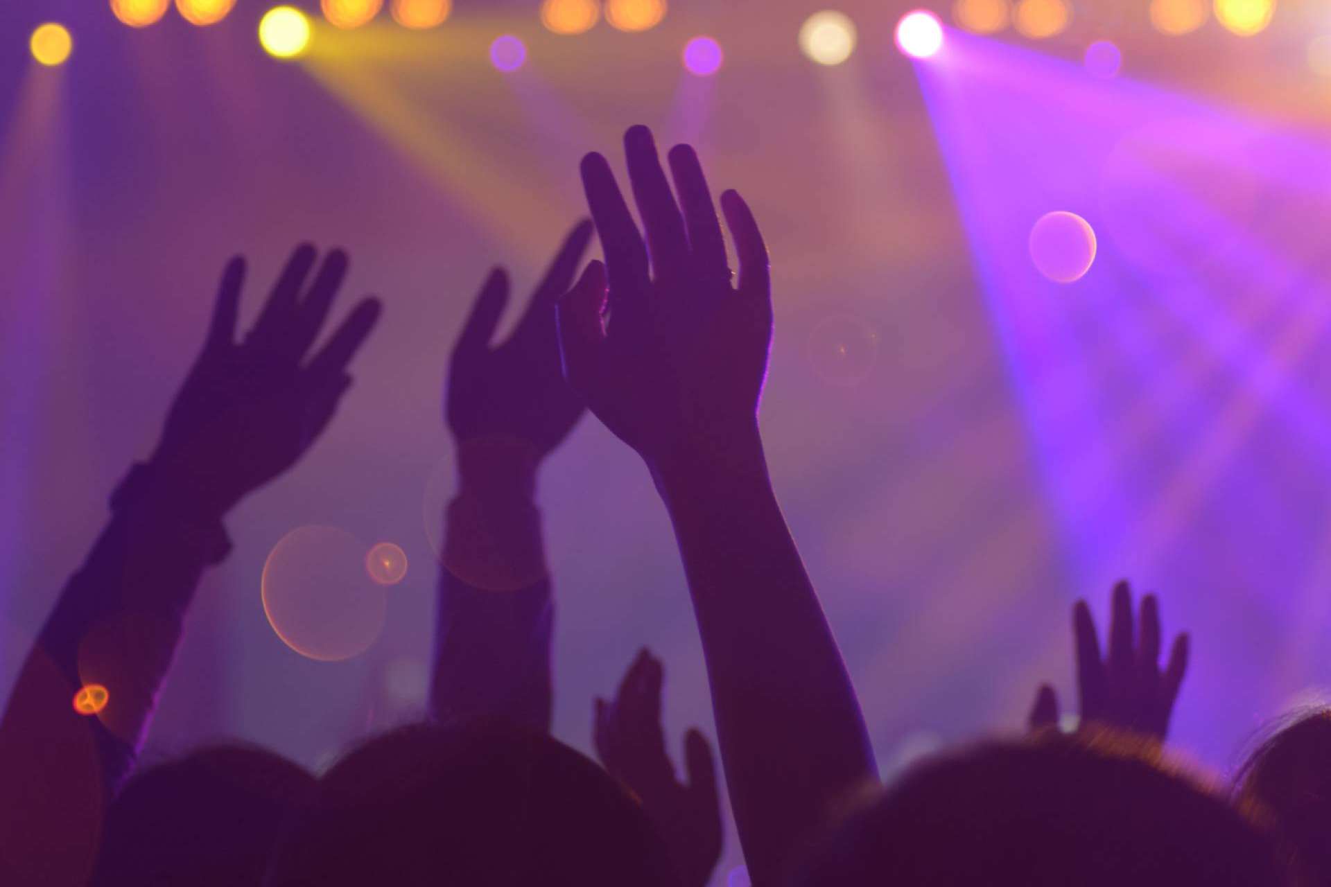 Fiestas Martinika y sus equipos de sonido e iluminación profesional para eventos