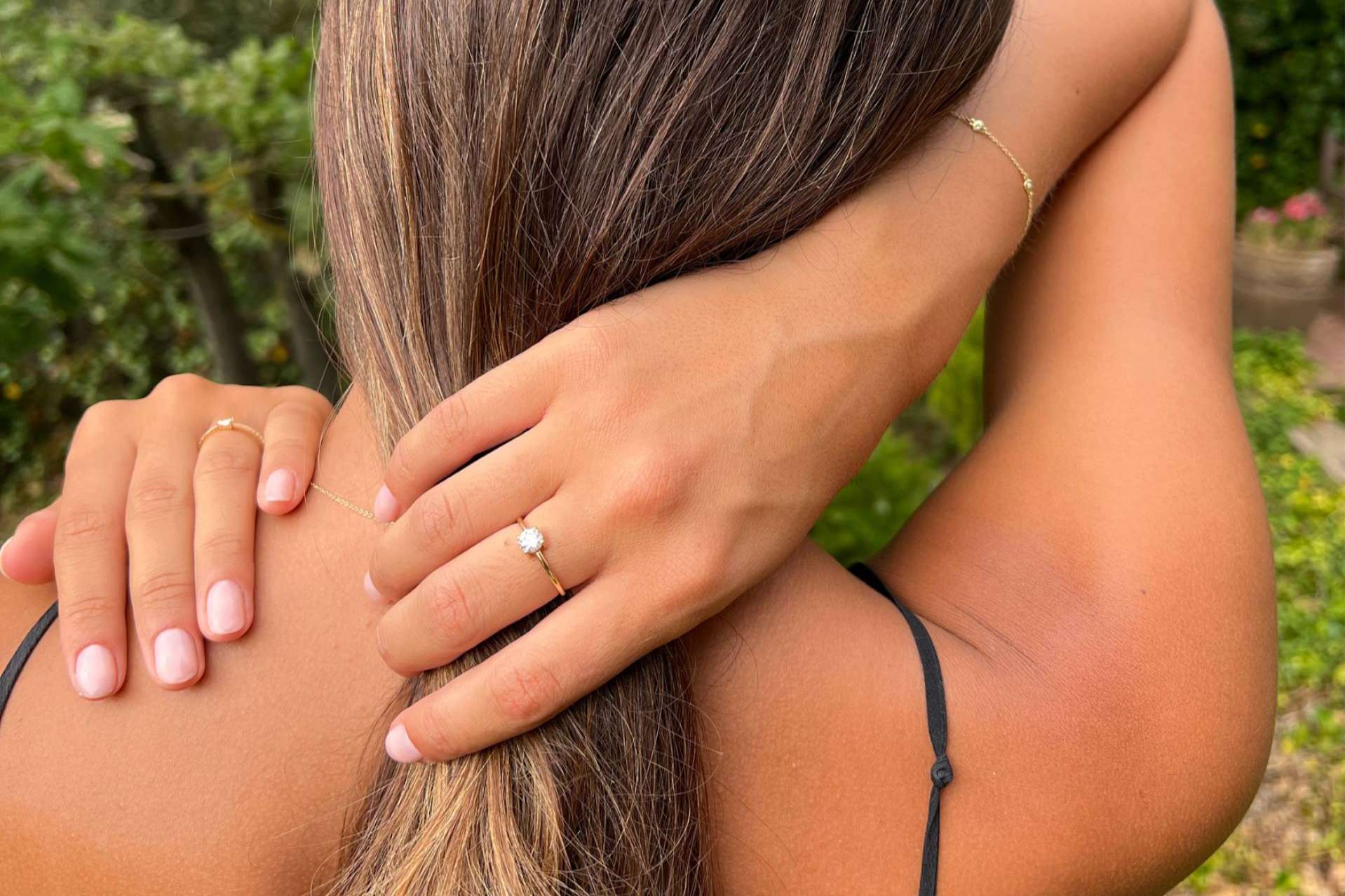 Joyas básicas, esenciales para lucir una piel bronceada después del verano