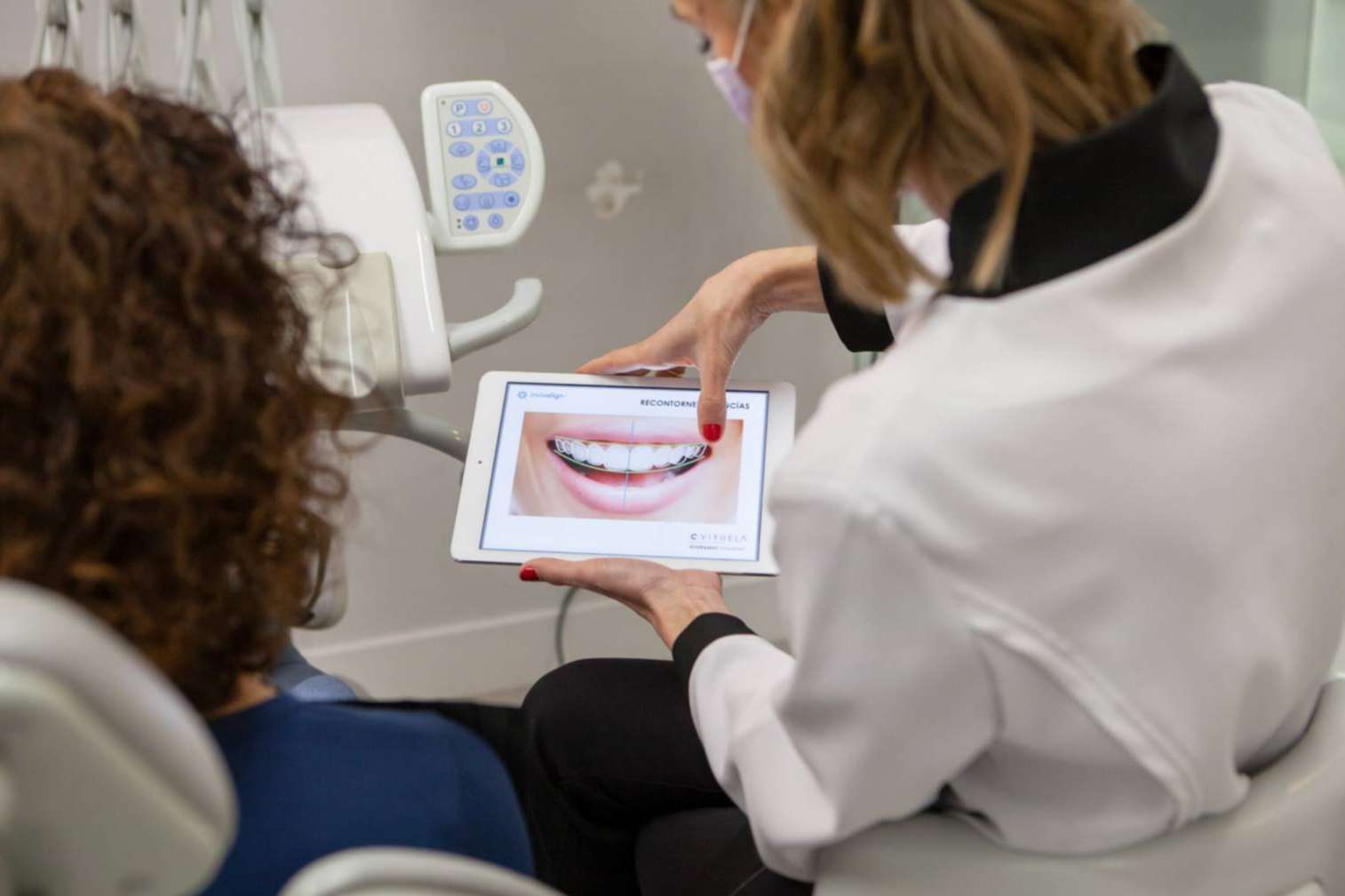 Aplicación de carillas dentales, con los especialistas de CLÍNICA CRISTINA VIYUELA + CO