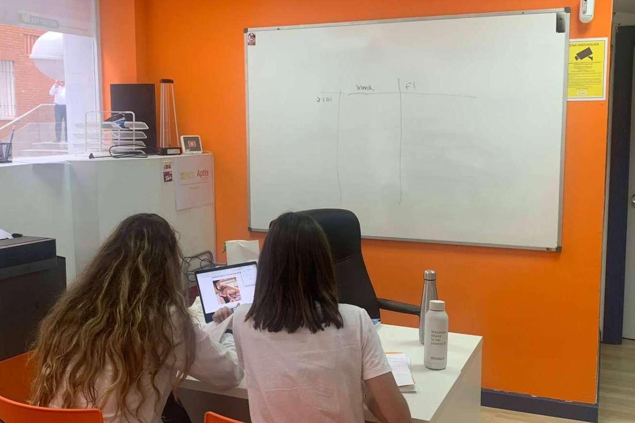 ¿En qué consiste la habilitación lingüística para profesores de colegios bilingües?