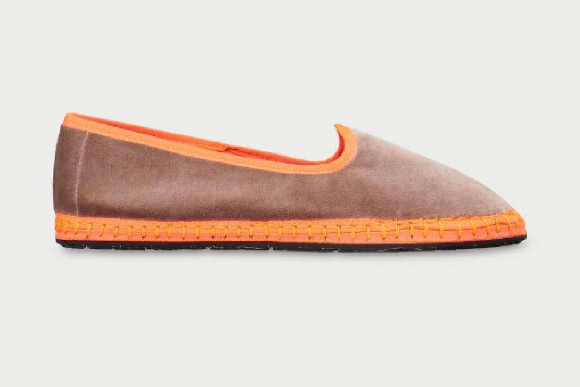 La influencer Lucía Pombo lleva los zapatos de la marca de moda española Flabelus