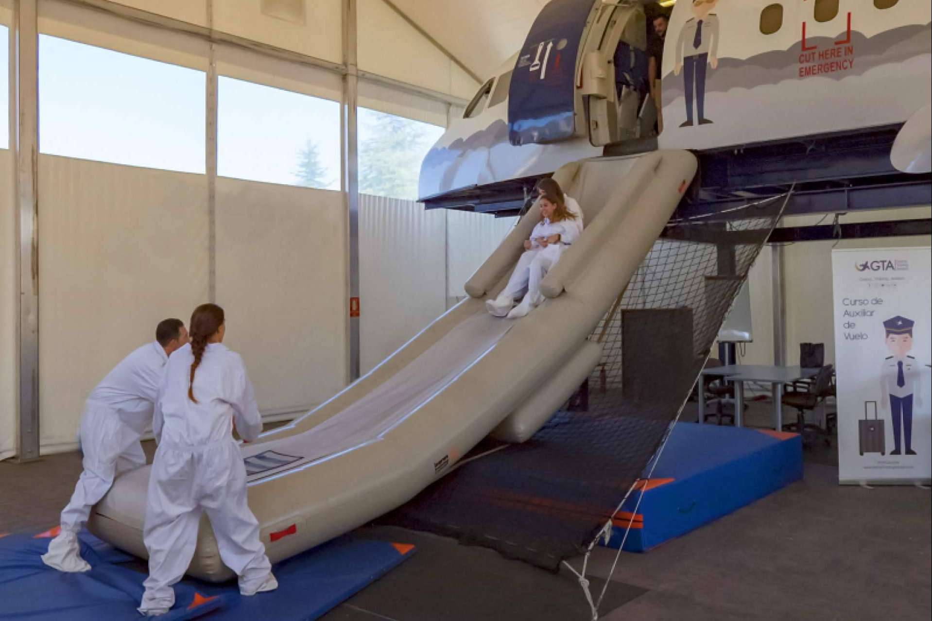 Global Training Aviation explica cuáles son los principales requisitos para el curso de azafata de vuelo