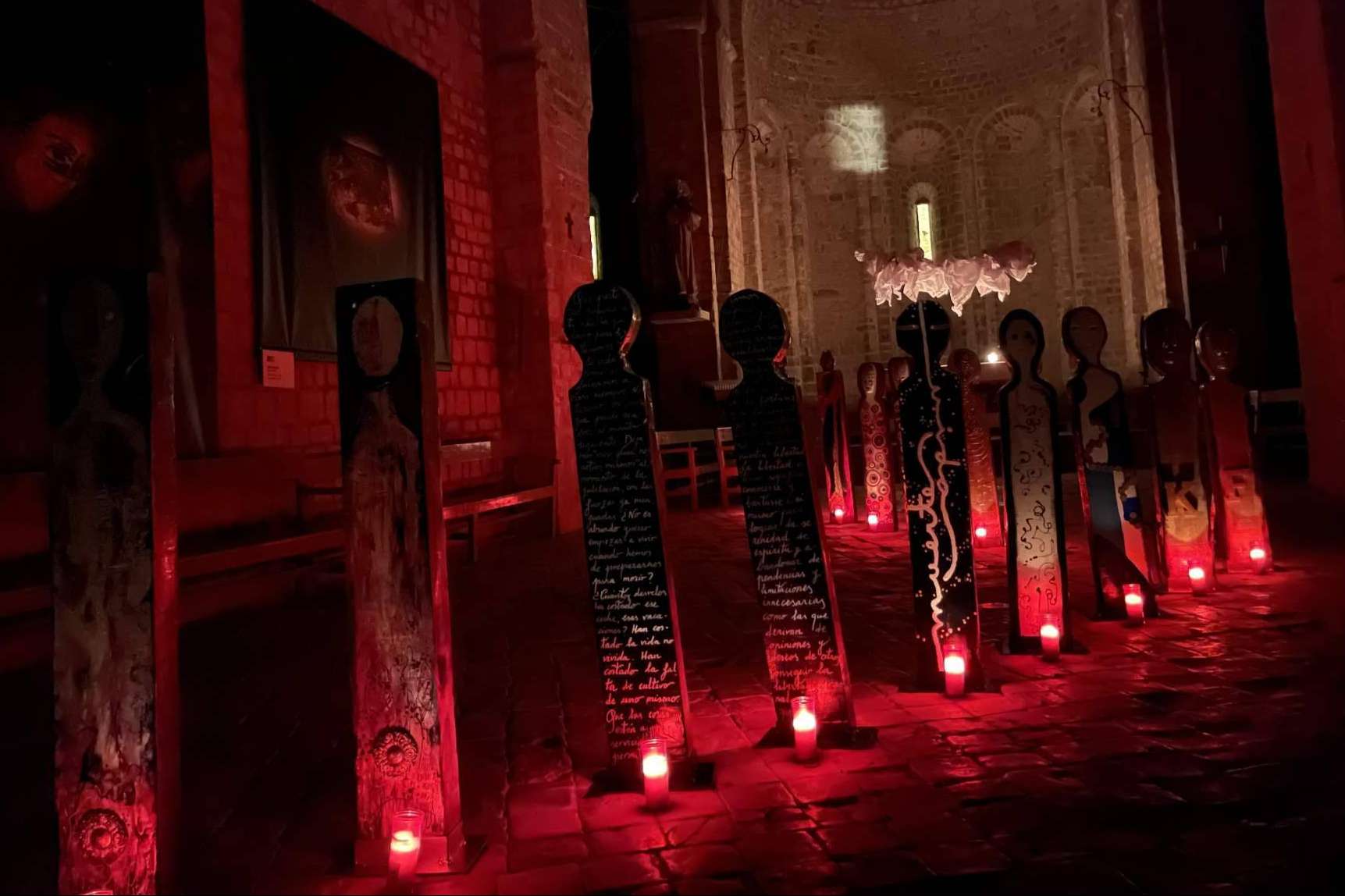 Exposición de Tótems en la iglesia románica de Sant Jaume de Frontanyà