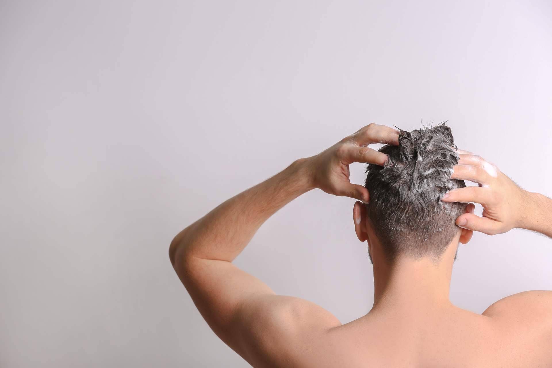 El champú de Evocapil tiene la solución para lavar el cabello tras un trasplante capilar
