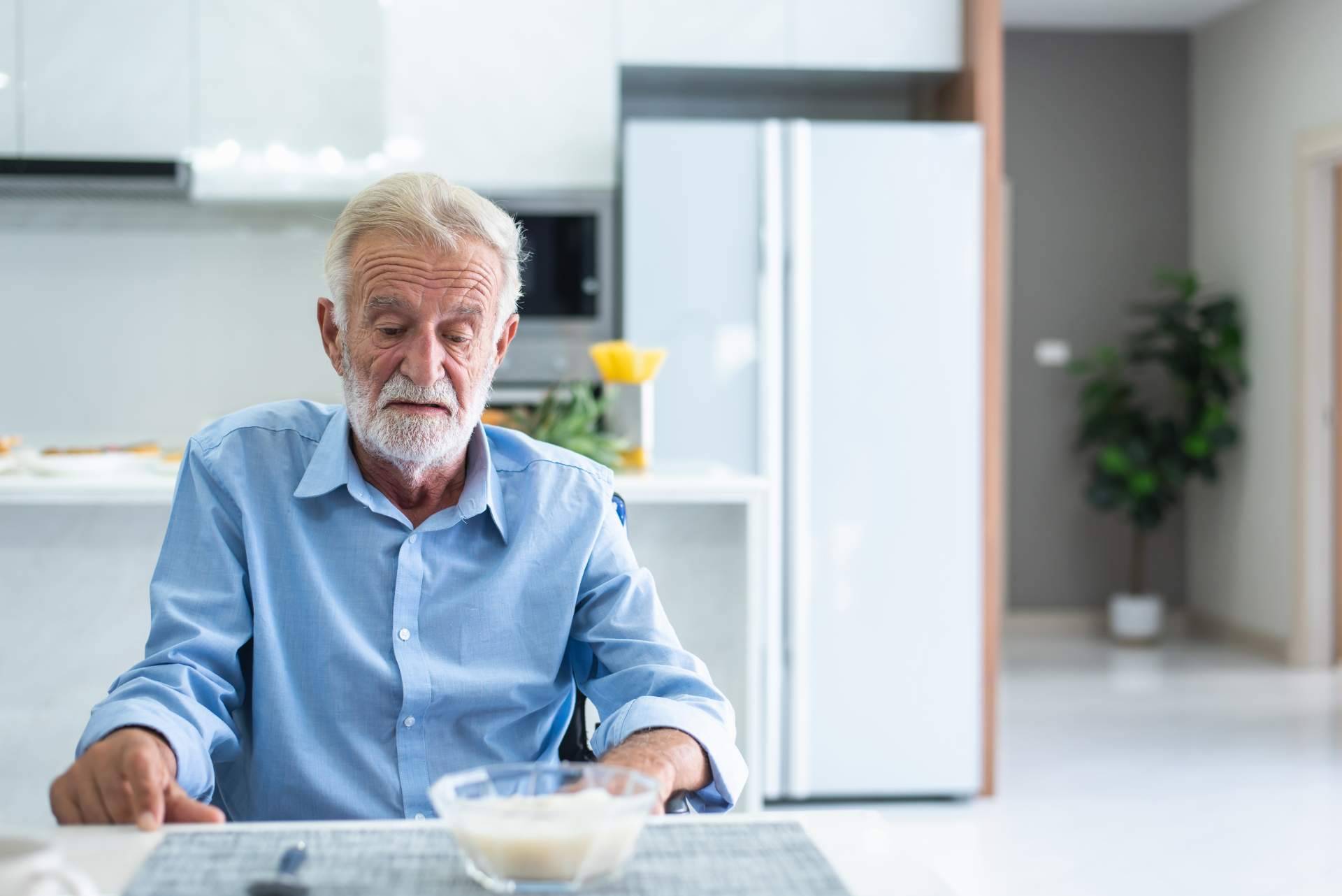 ¿Por qué es importante prevenir la deficiencia de nutrientes y enfermedades metabólicas en las personas mayores?