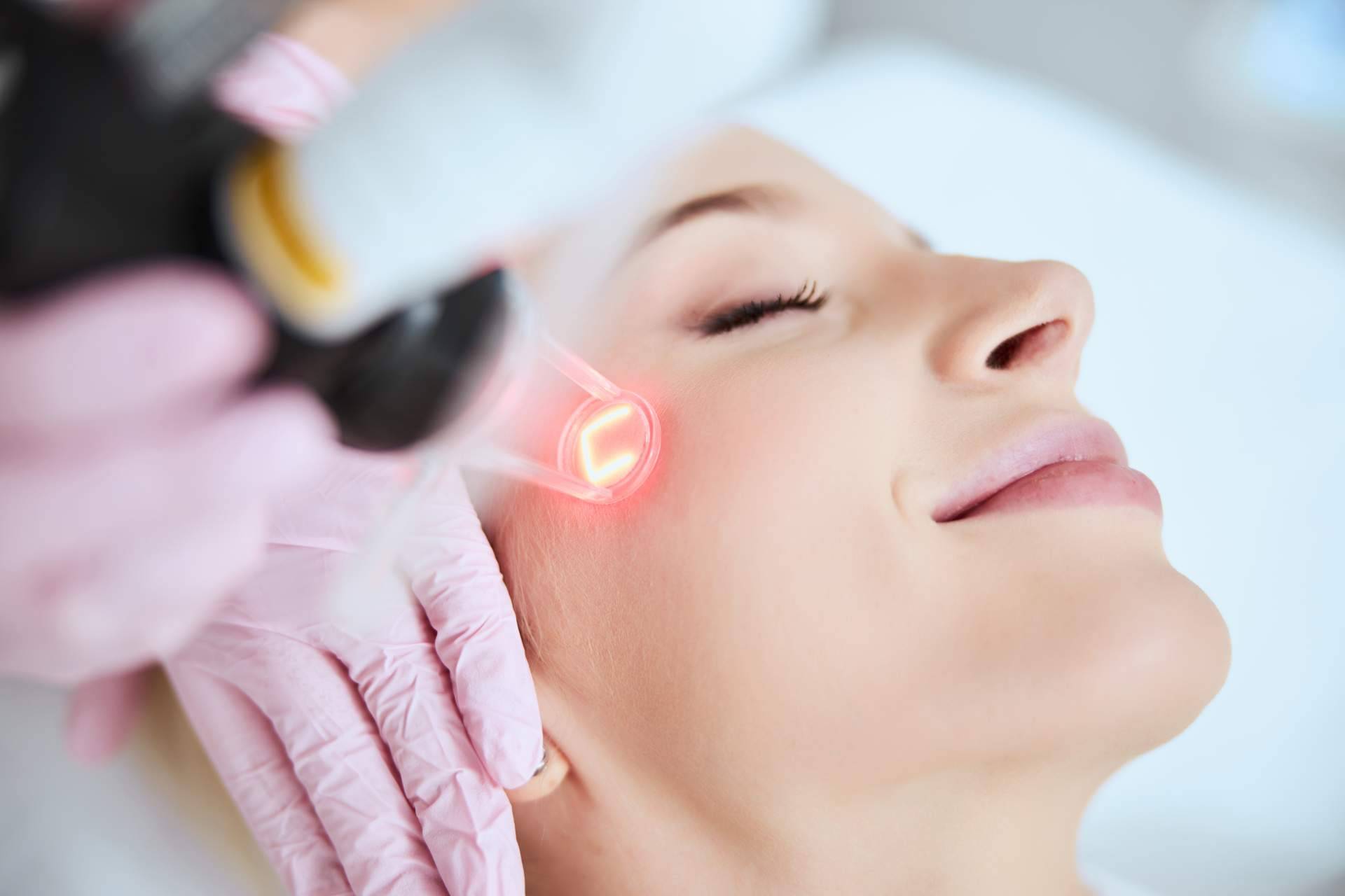 Elegansse lleva a cabo el tratamiento de láser CO2 resurfacing facial