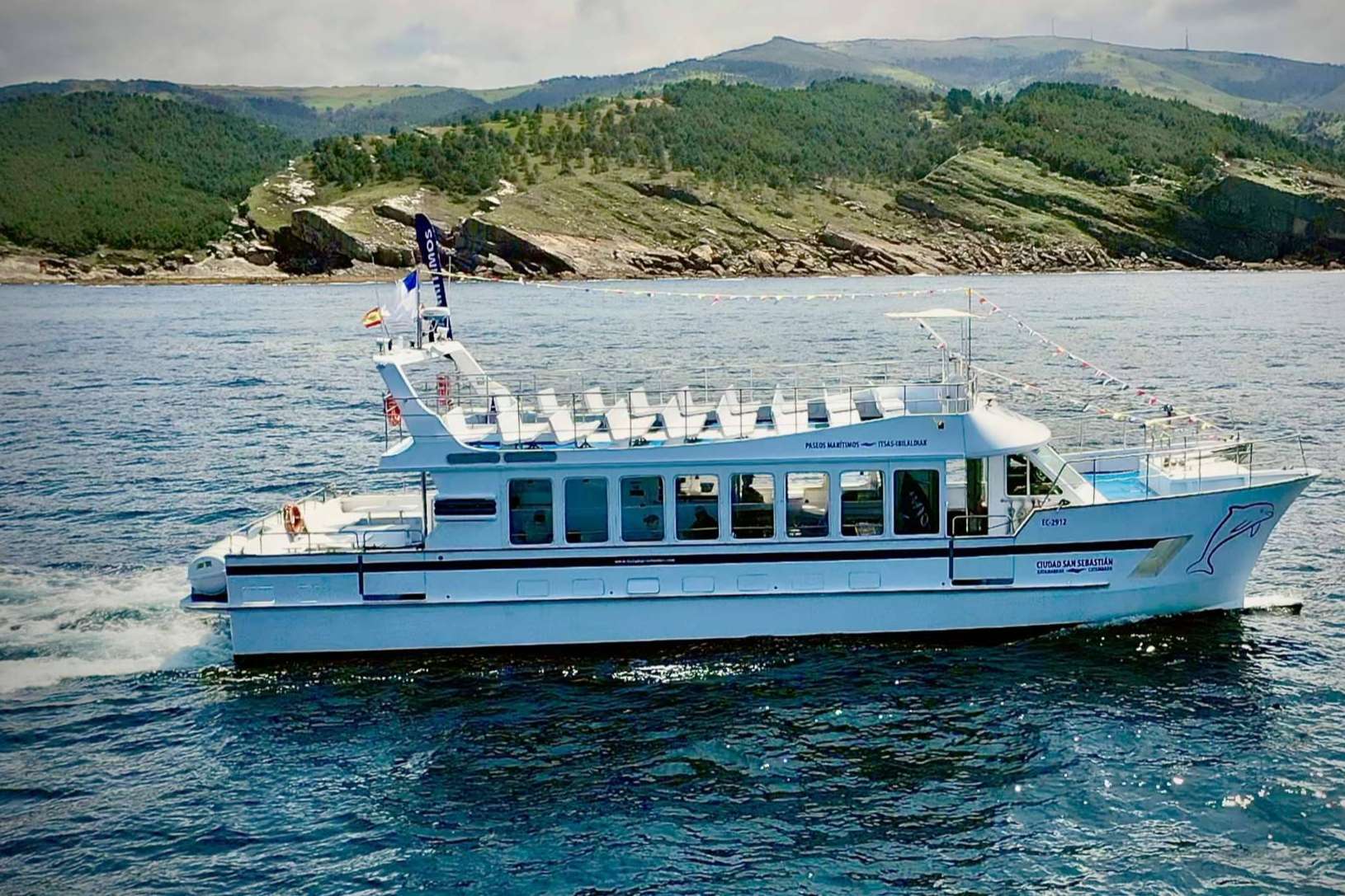 Disfrutar de excursiones por la costa del Cantábrico a bordo del Catamarán 'Ciudad San Sebastián'