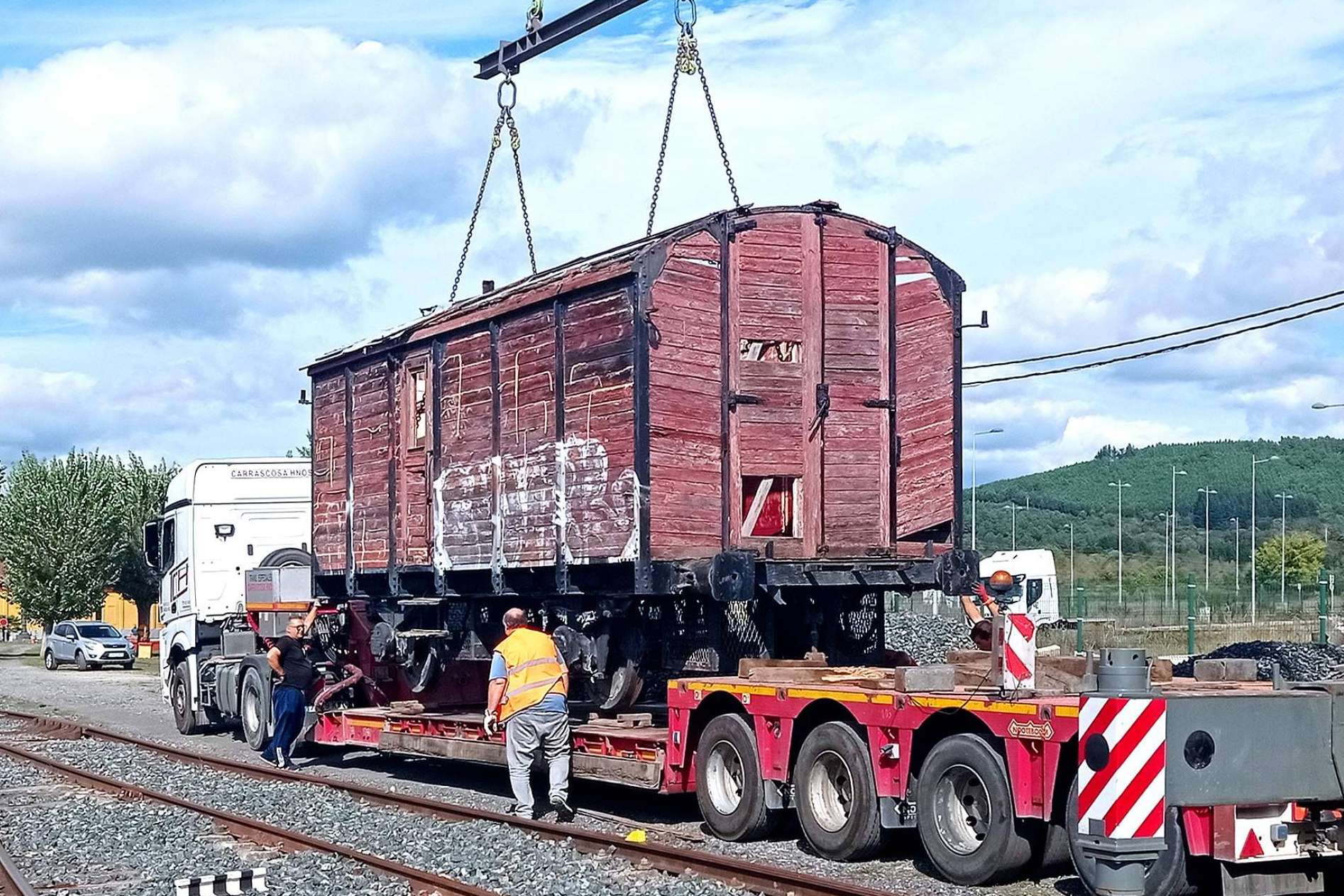 Traslado a talleres, por parte de la Fundación del Patrimonio Ferroviario, del histórico furgón del Estado WSF-2