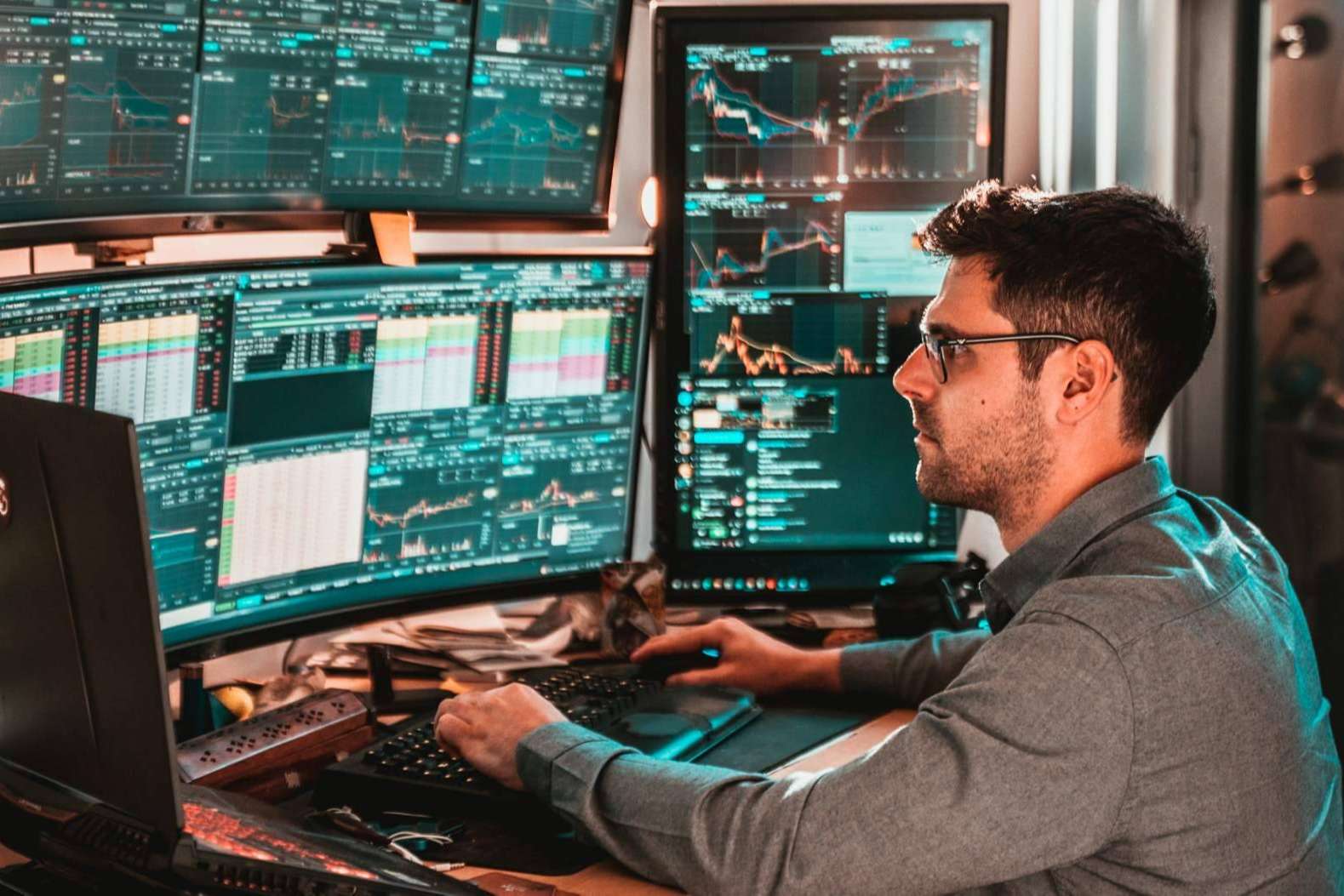 Contratar la formación teórica de Streaming Trading y obtener 1 mes de regalo de sala de trading