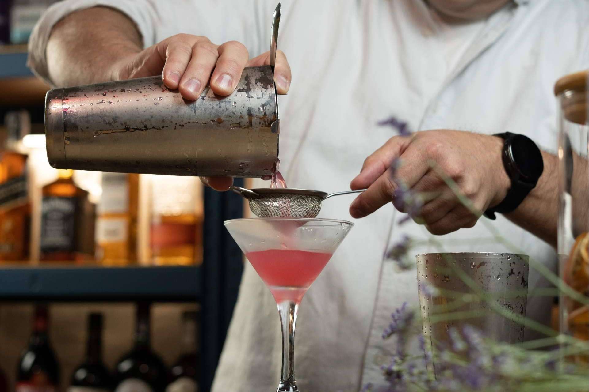 El curso de bartender profesional, forjando maestros de la coctelería a través de la experiencia práctica