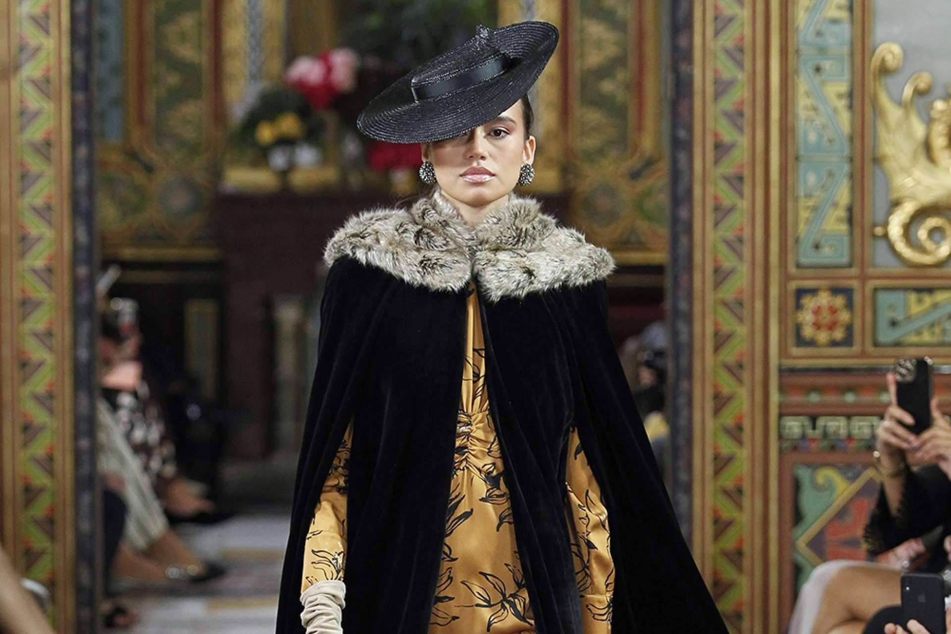 Capas Capicúa, una de las firmas españolas sostenibles más tops de complementos tendencia para invitadas de boda
