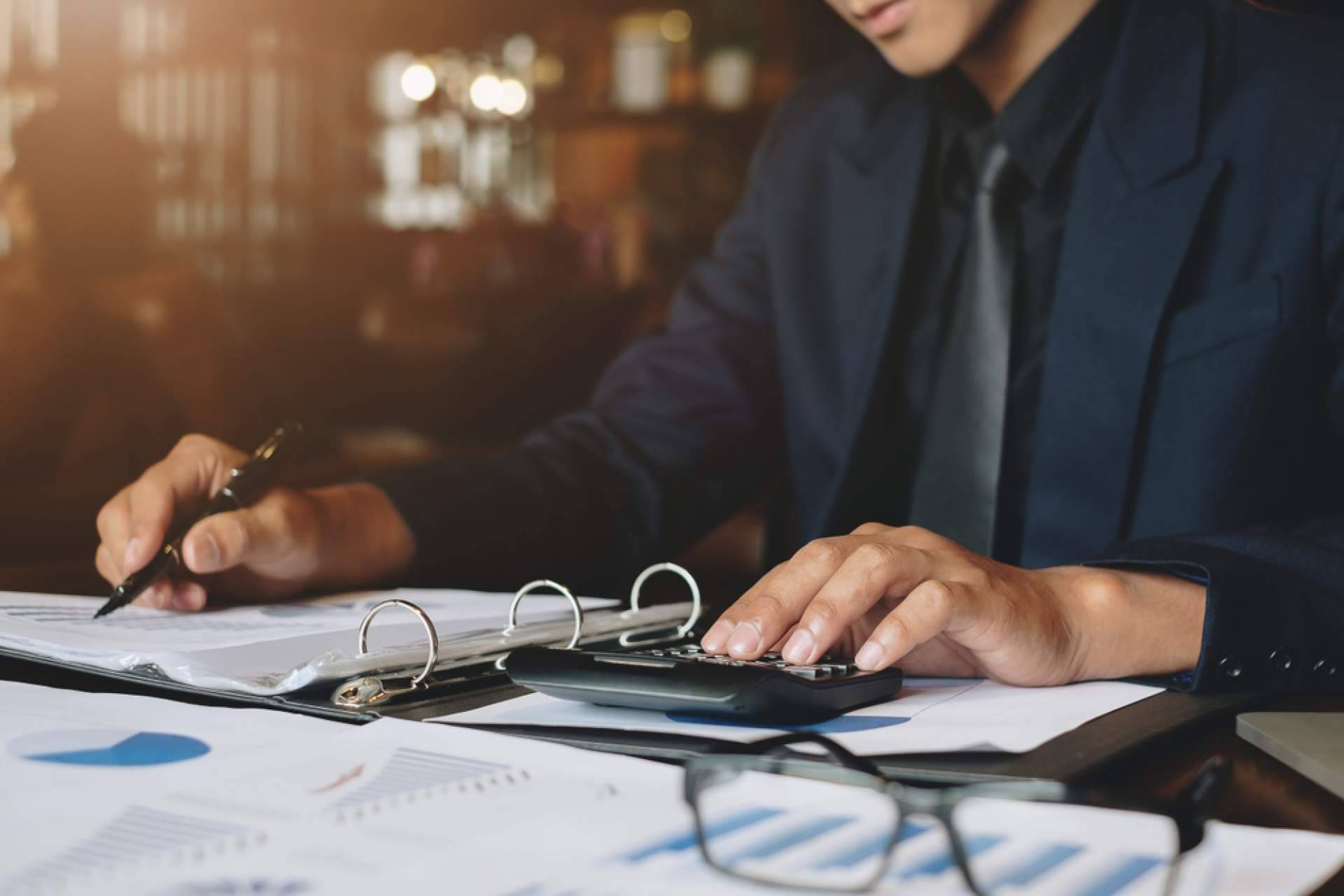 Los beneficios para un vendedor y comprador de usar un fiduciario o agente Escrow