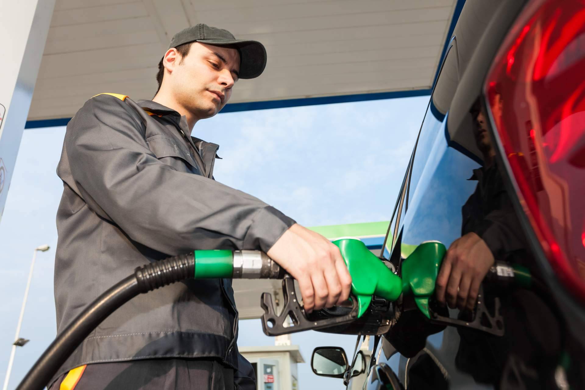 Ahorrar combustible en un coche con los consejos de Enginer
