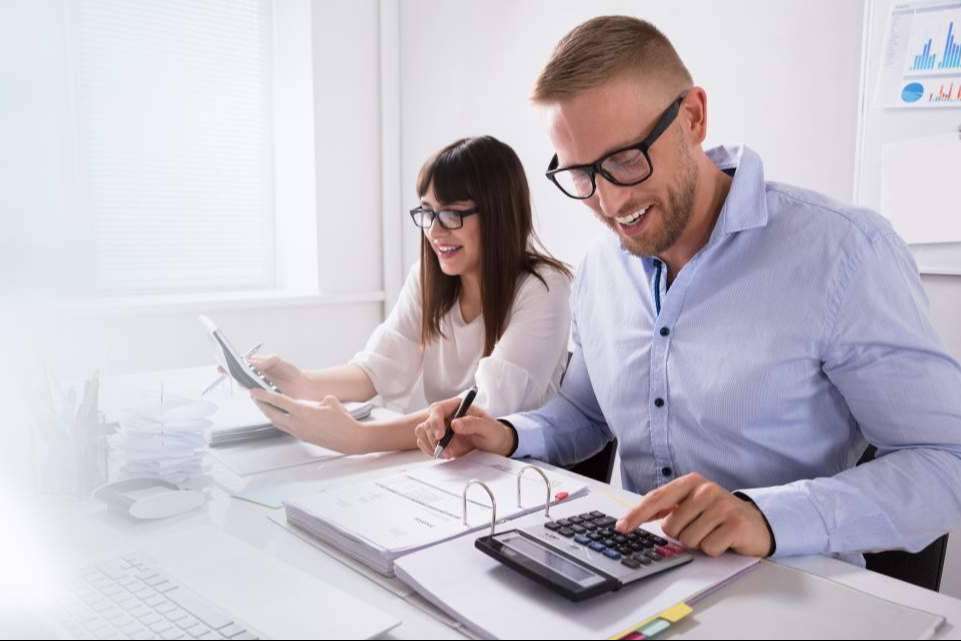 Asesolab ofrece asesoramiento profesional de la mano de expertos y un equipo joven muy actualizado a los desafíos fiscales