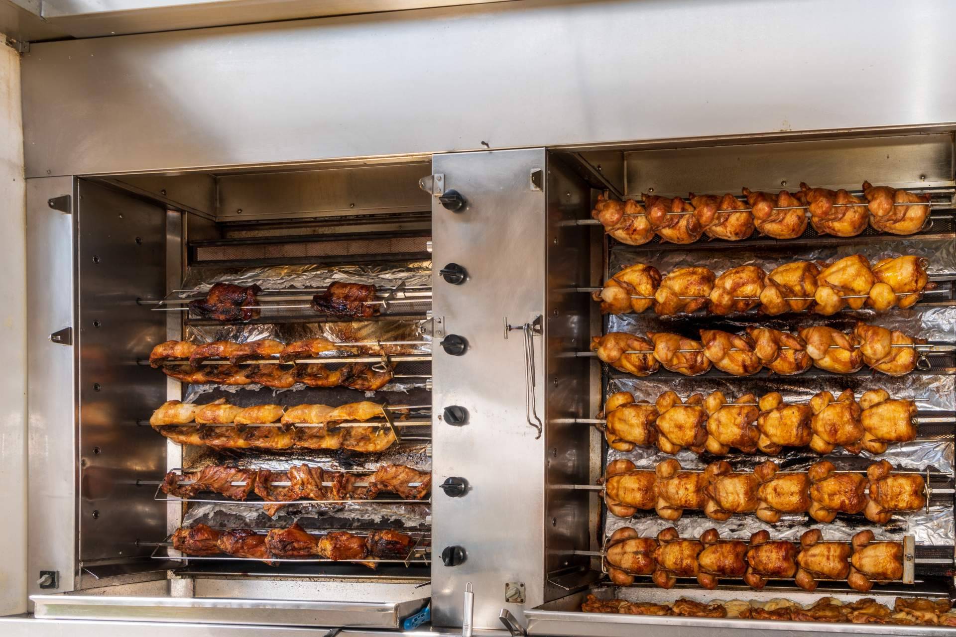 Los asadores de pollos que pone a disposición Auxihostelería