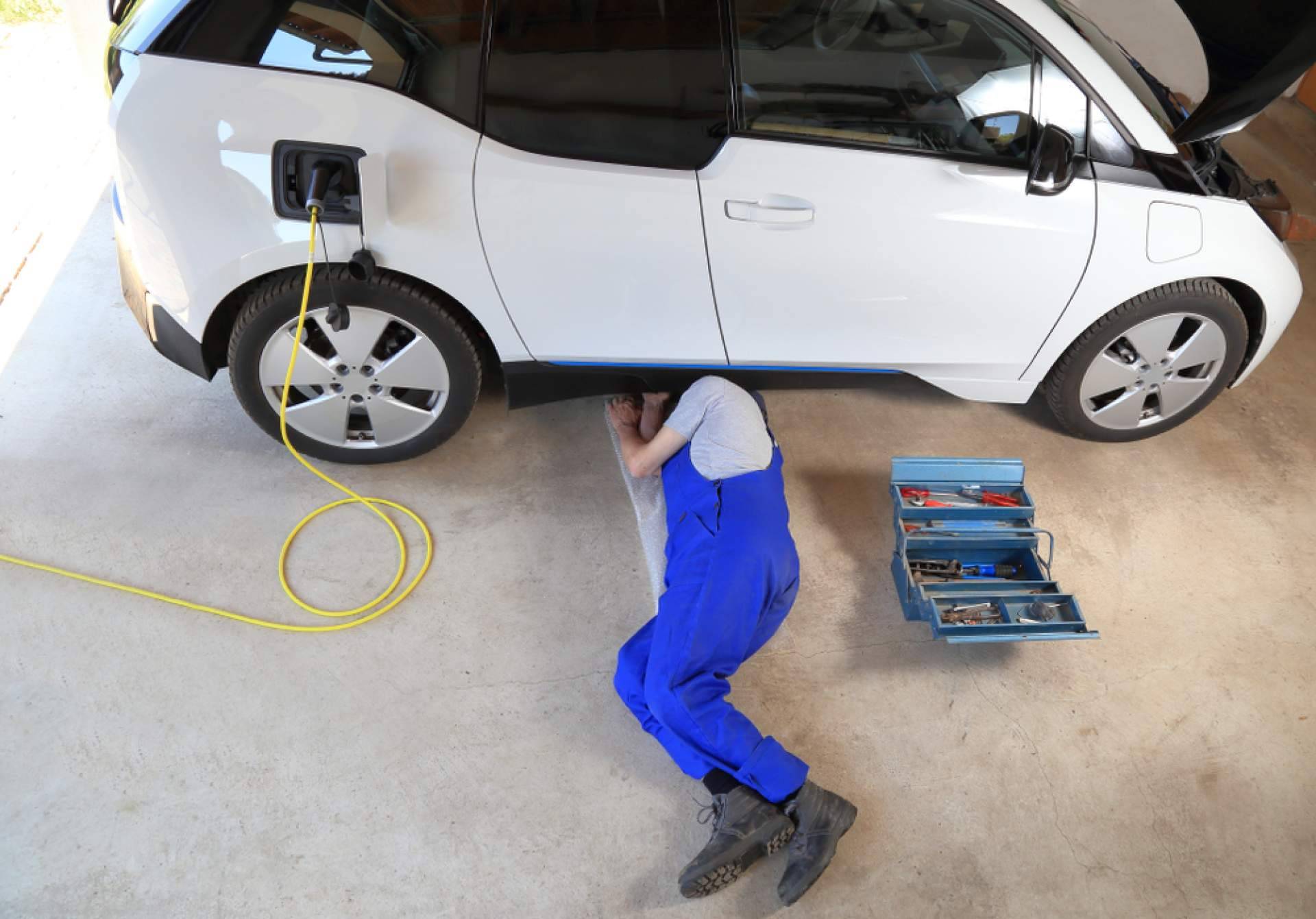 Digi-Tec ofrece formación para la manipulación de vehículos eléctricos e híbridos