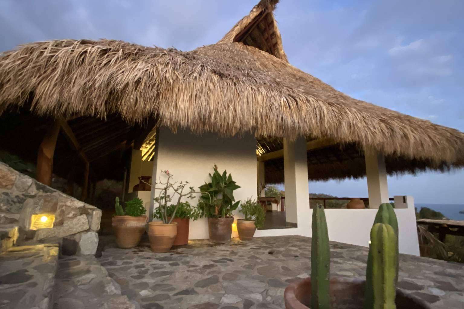 Un hotel situado en una pequeña colina de San Agustinillo, Zazil Retreat