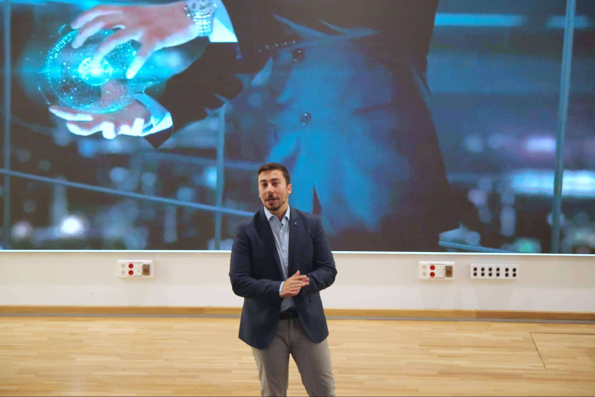 Hacer 4 fotos con el móvil y subirlas a Idealista no es comercializar un inmueble. Delavera (consultora inmobiliaria) da su estrategia