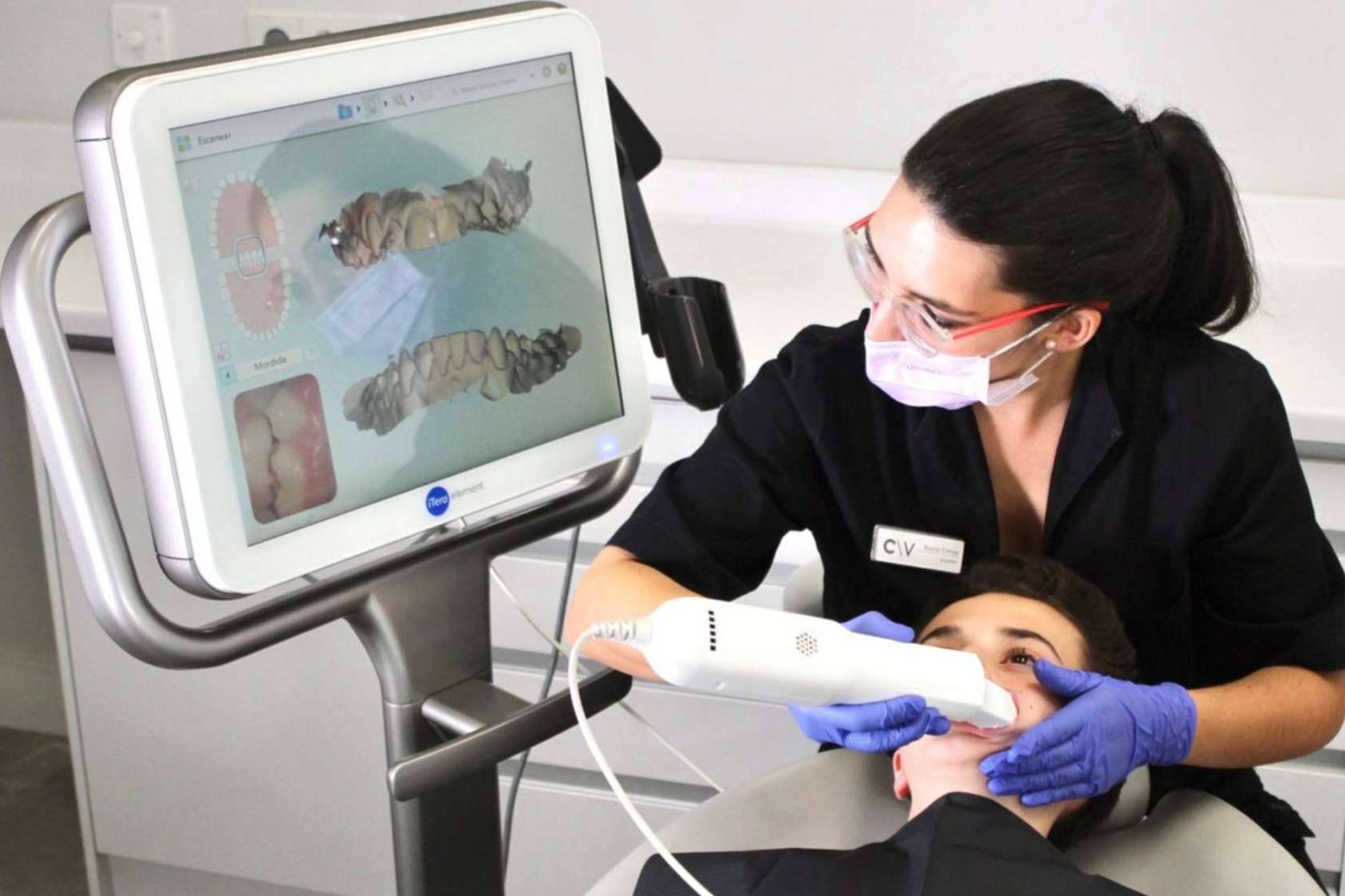 Ortodoncia invisible Invisalign para la maloclusión dental con CLÍNICA CRISTINA VIYUELA + CO