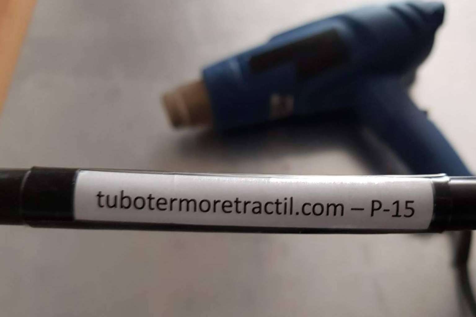 Los beneficios de contar con un manguito termoretractil transparente para visualizar las etiquetas de los cables eléctricos y de telecomunicaciones